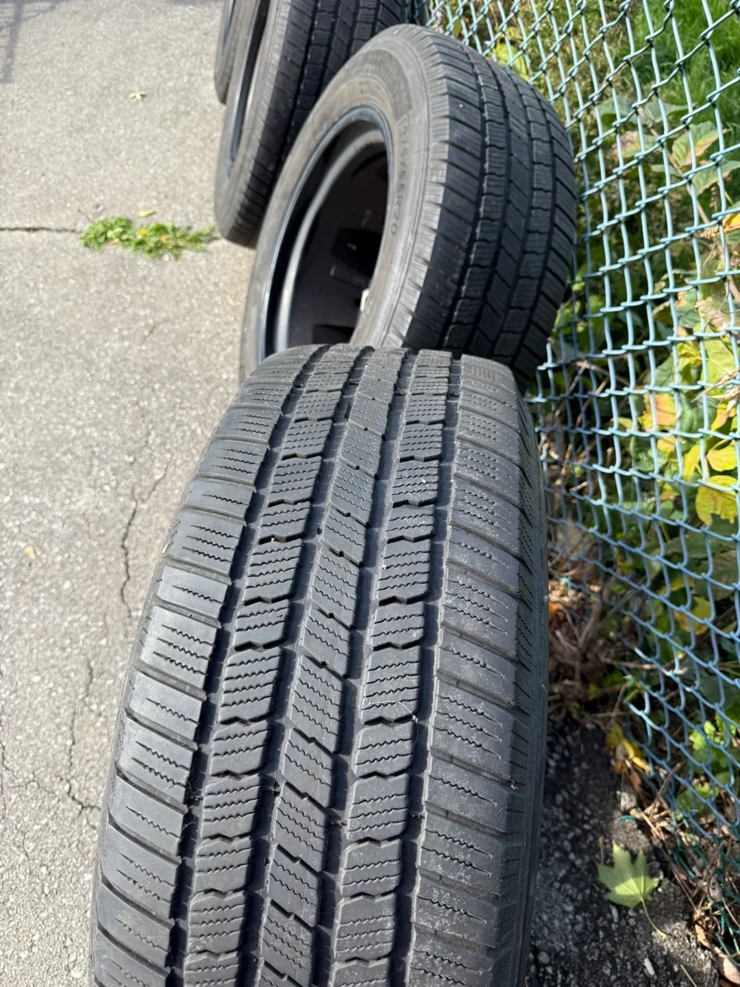 27555R20 Set of 4 Moto Metal Wheels with Michelin Defender Tire image indicator(4)