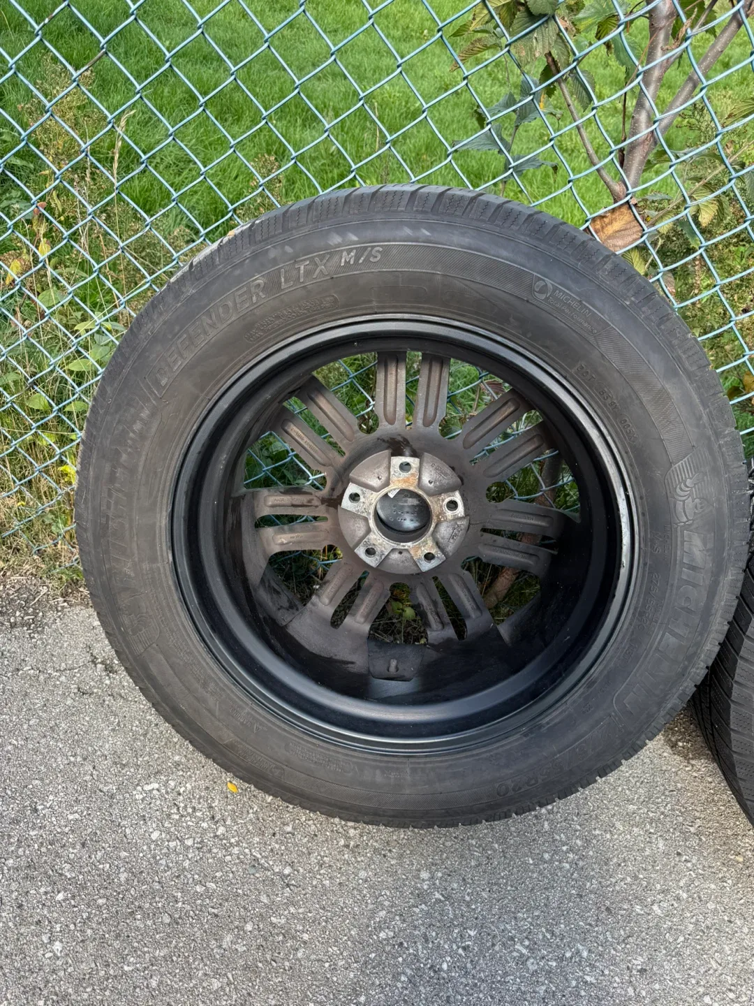 27555R20 Set of 4 Moto Metal Wheels with Michelin Defender Tire image indicator(10)