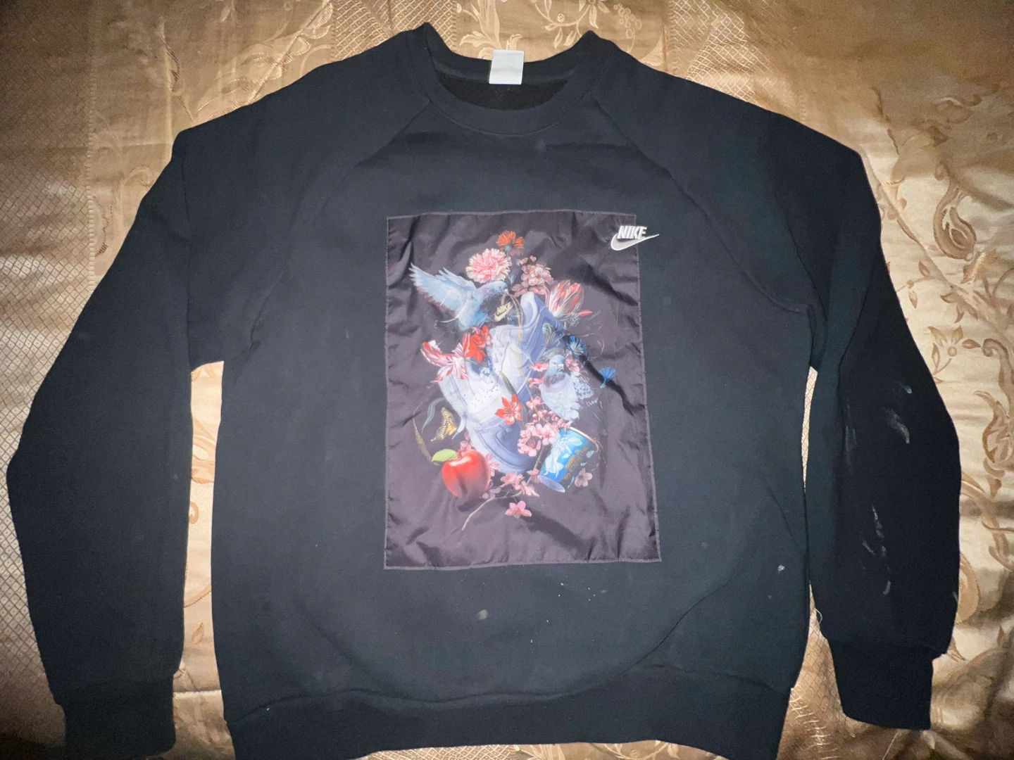 SIZE L Nike Graphic Crewneck (STAIN?)