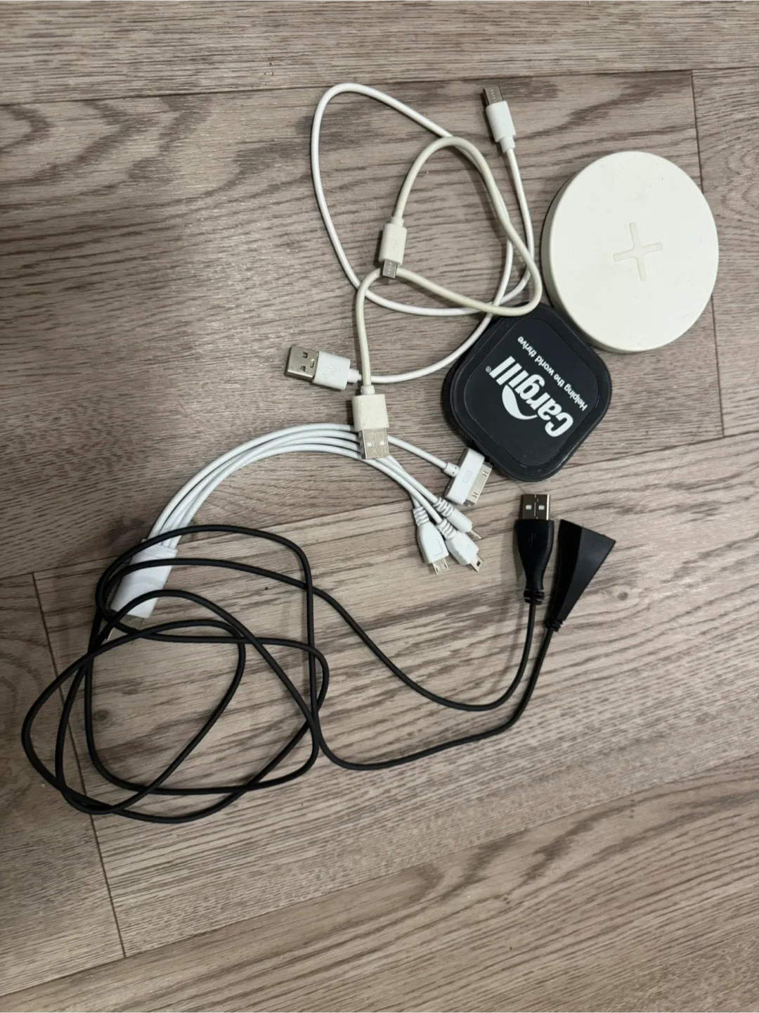 Mixed Cables, Adapters, and Accessories image indicator(3)