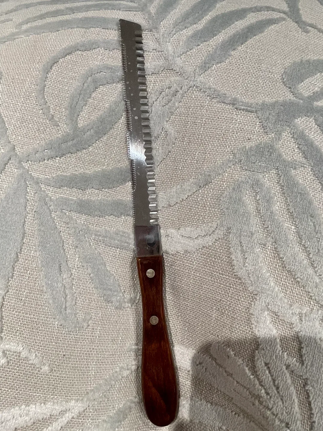 Bread knife with wooden handle image indicator(4)