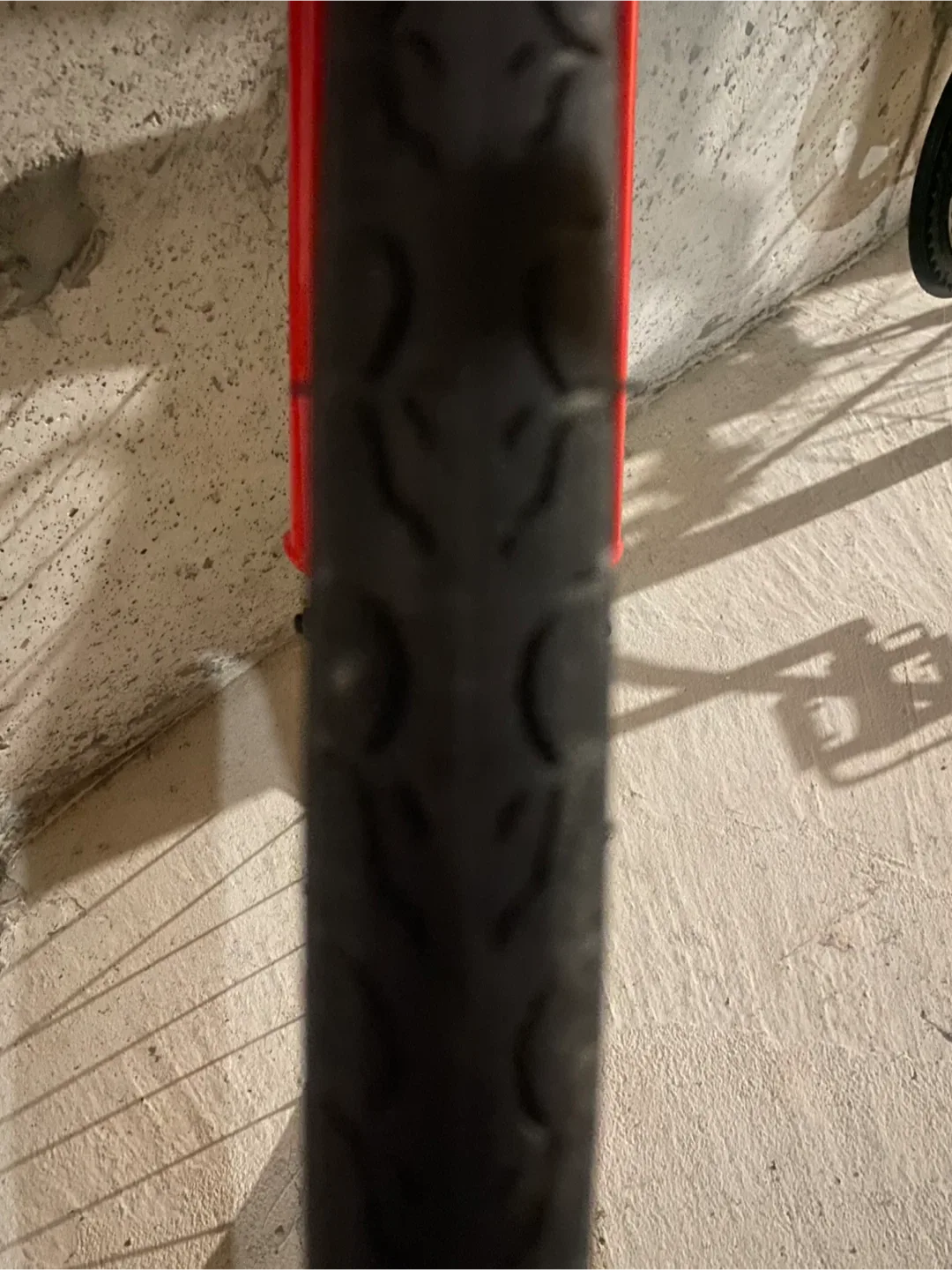 Hyper Road Bike - Red and Black image indicator(4)