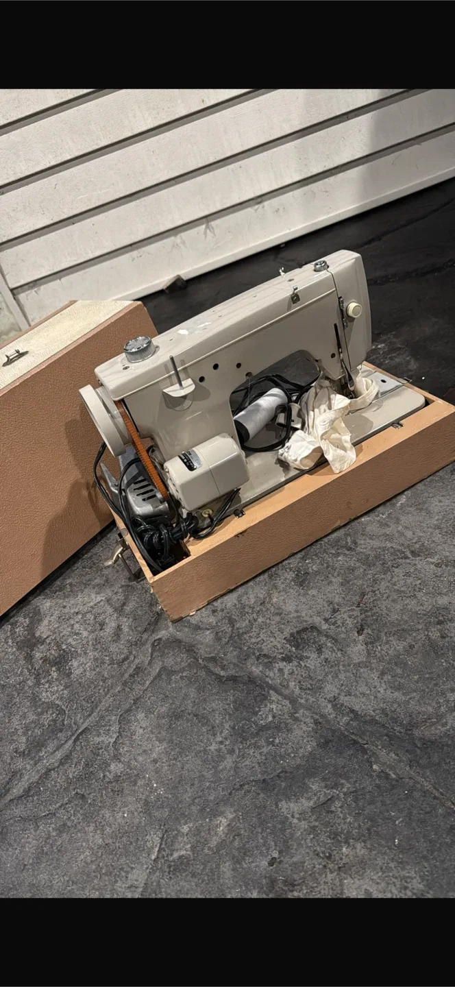 Vintage Sewing Machine in Wooden Case image indicator(2)