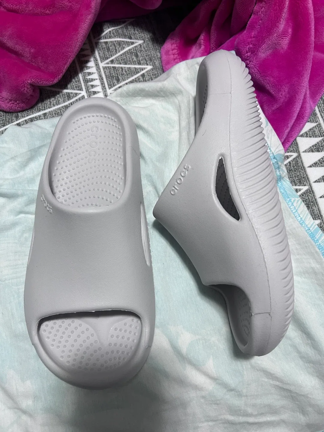 Crocs M9W11 Grey/Black Slides image indicator(3)