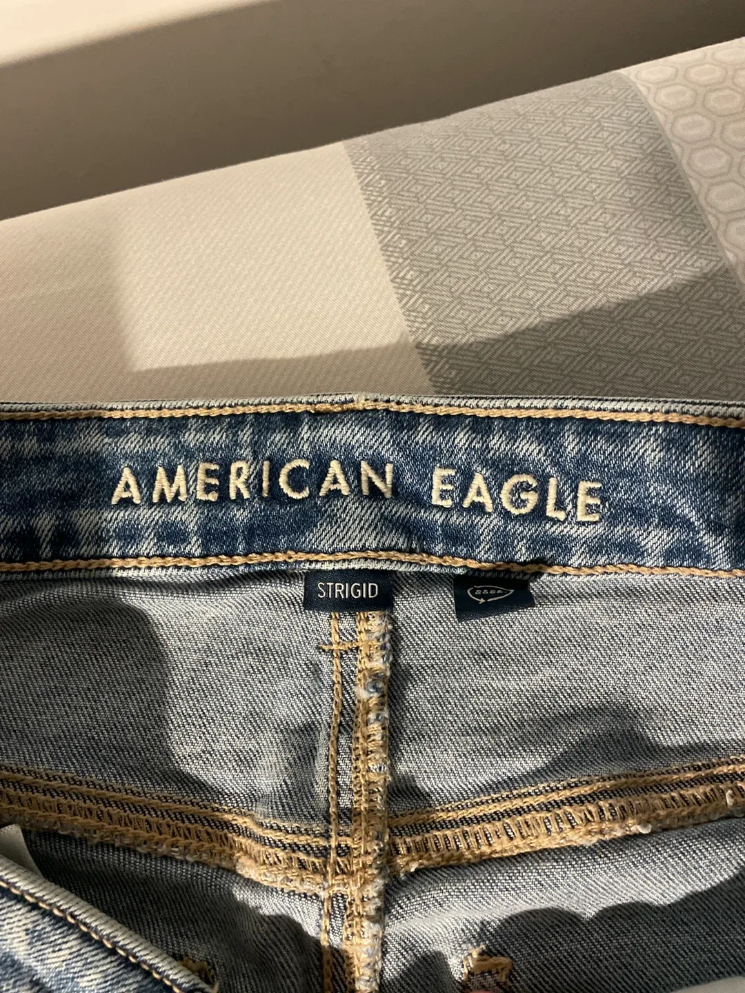American Eagle Ripped Jeans - Size 4 image indicator(2)