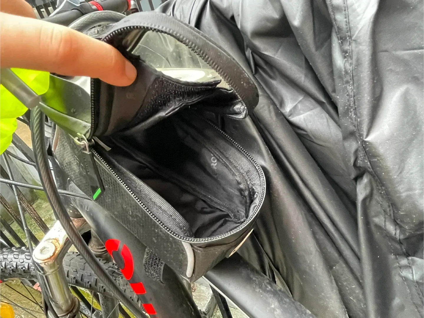 Outroad Mountain Bike - Black and Red image indicator(5)