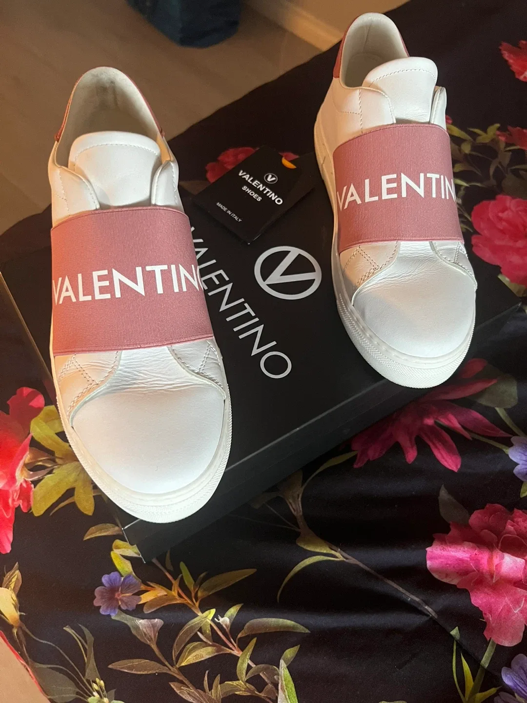 🌺Valentino Leather Sneakers thumbnail