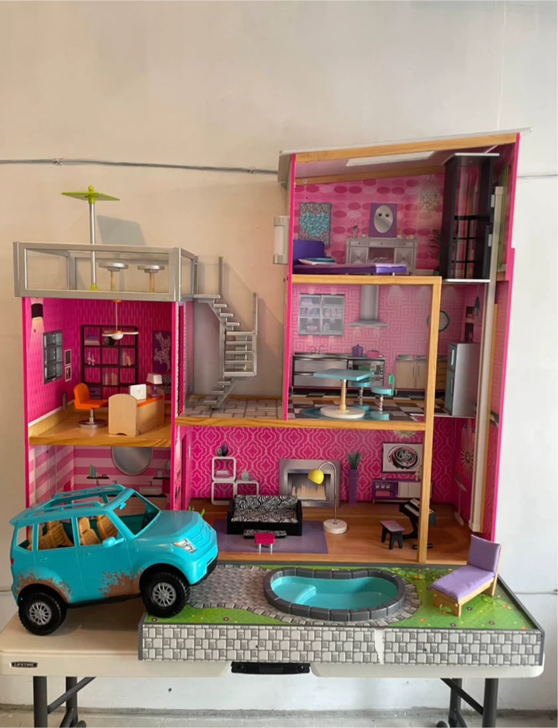Dollhouse with Car and Accessories
