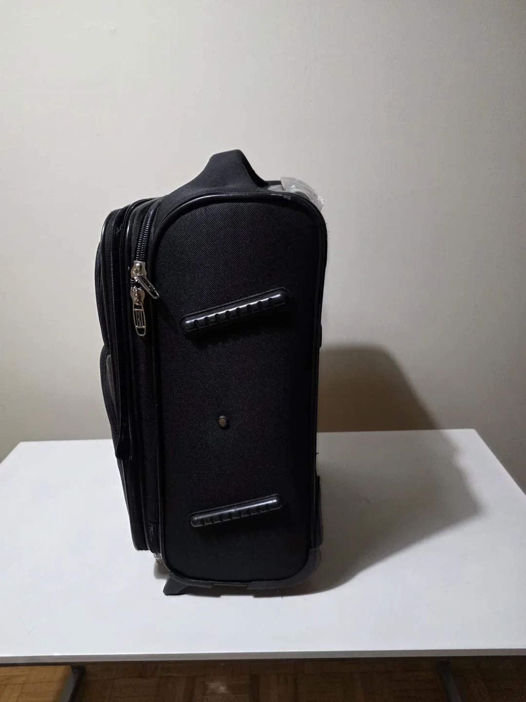 Tayyara Black Rolling Carry-On Suitcase image indicator(2)