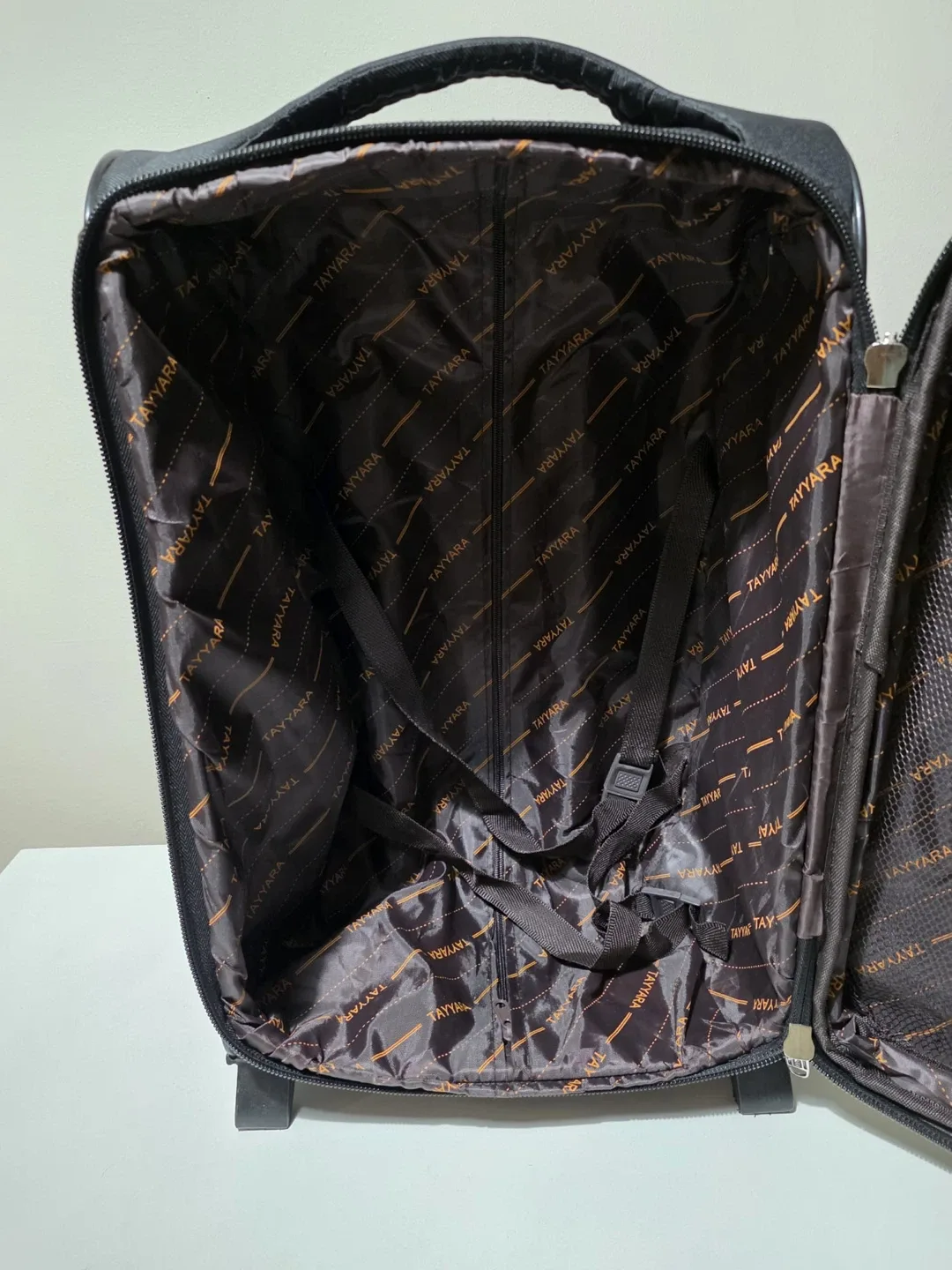 Tayyara Black Rolling Carry-On Suitcase image indicator(6)