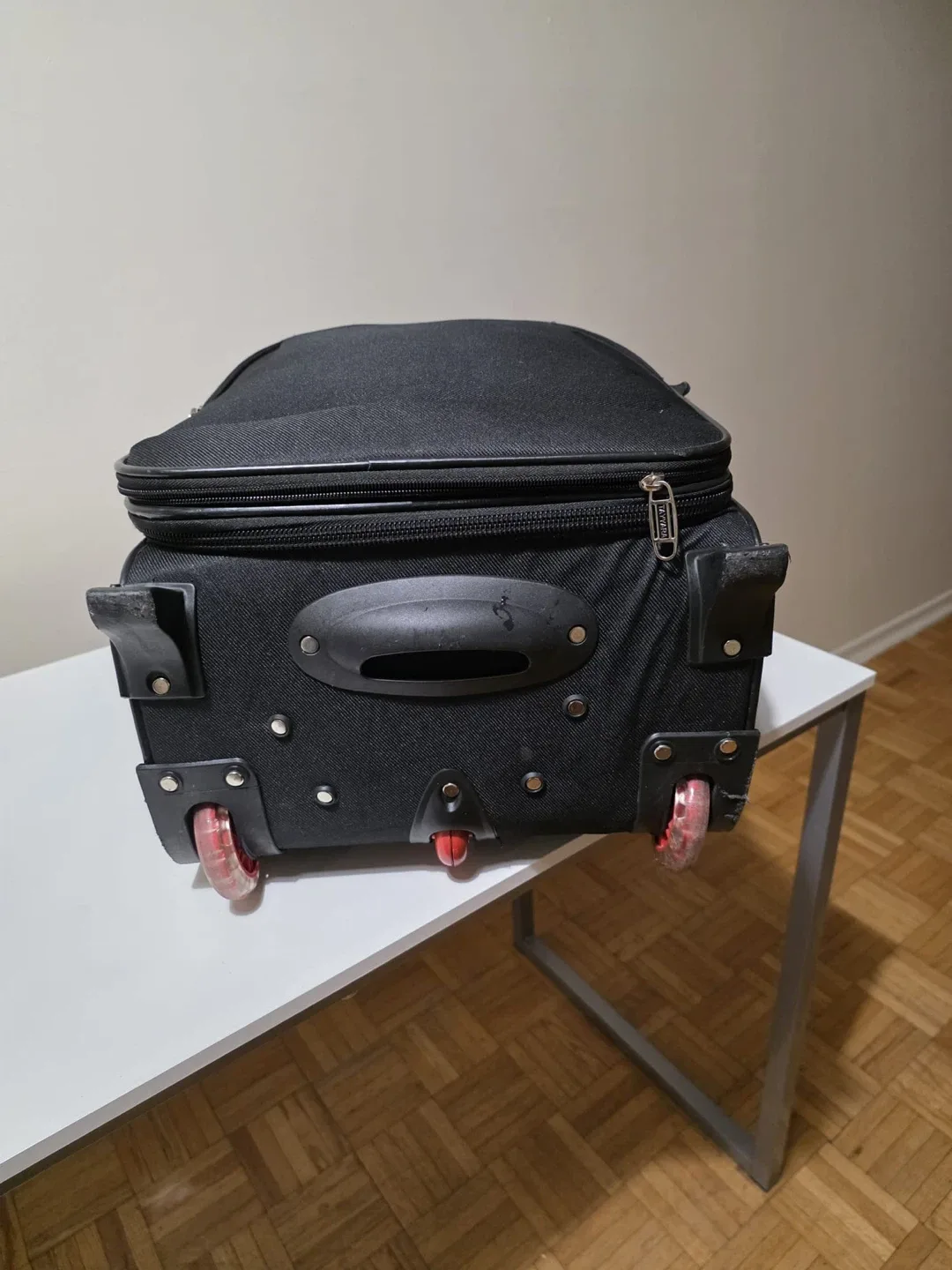 Tayyara Black Rolling Carry-On Suitcase image indicator(5)