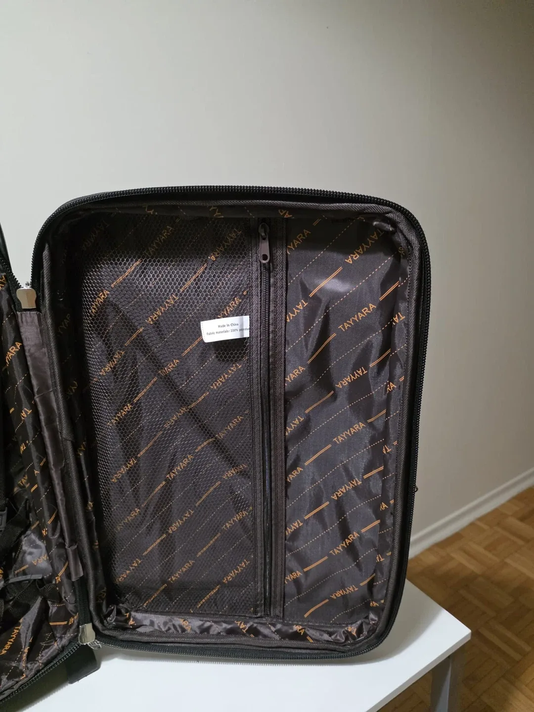 Tayyara Black Rolling Carry-On Suitcase image indicator(7)