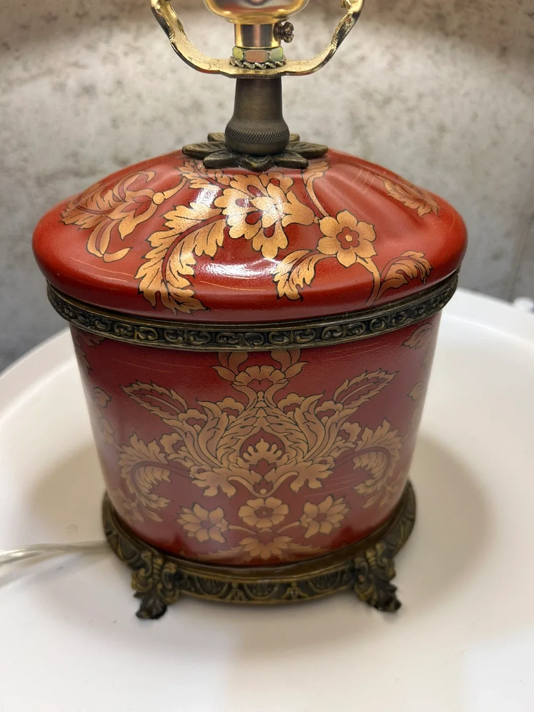 Red & Gold Accent Table Lamp image indicator(3)