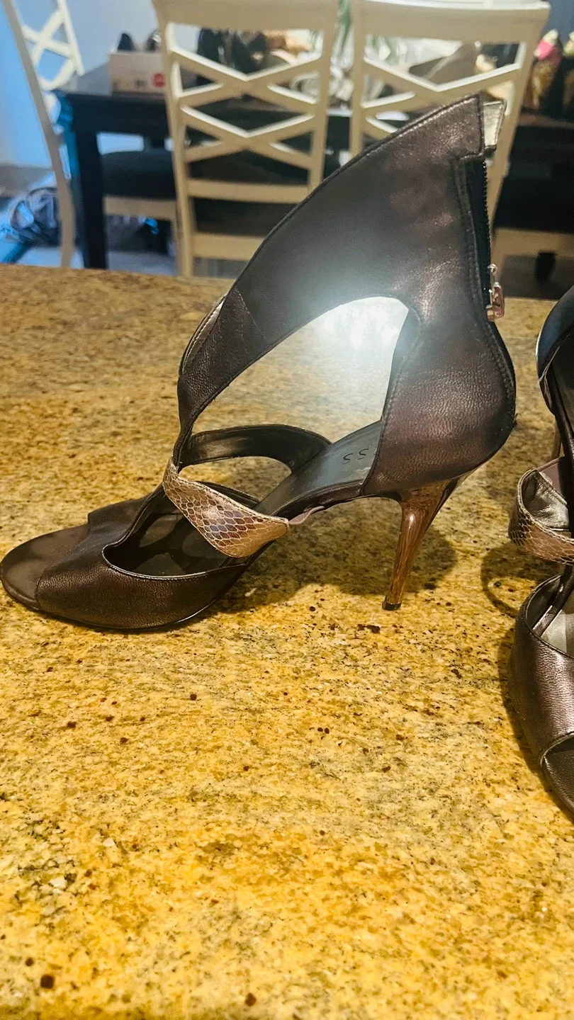 Guess Grey ans silver Heels - Size 10 image indicator(2)