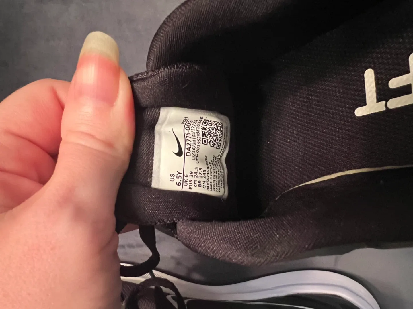 New Nike Running Shoes (youth/womens) image indicator(6)