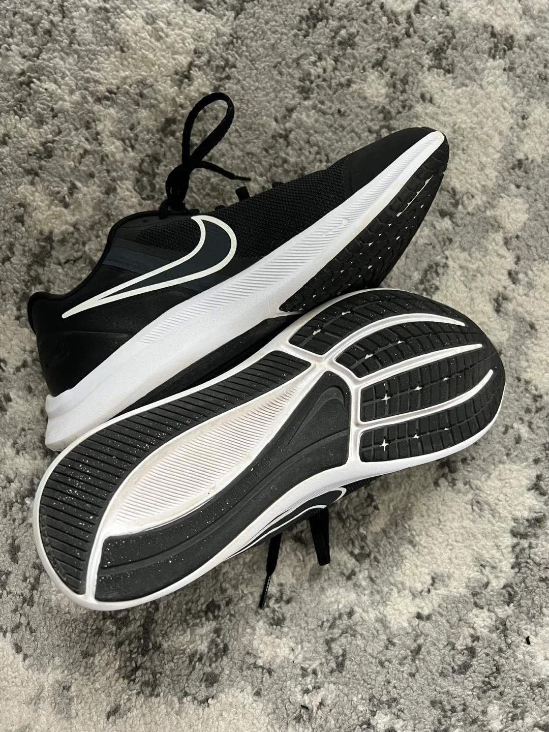 New Nike Running Shoes (youth/womens) image indicator(2)