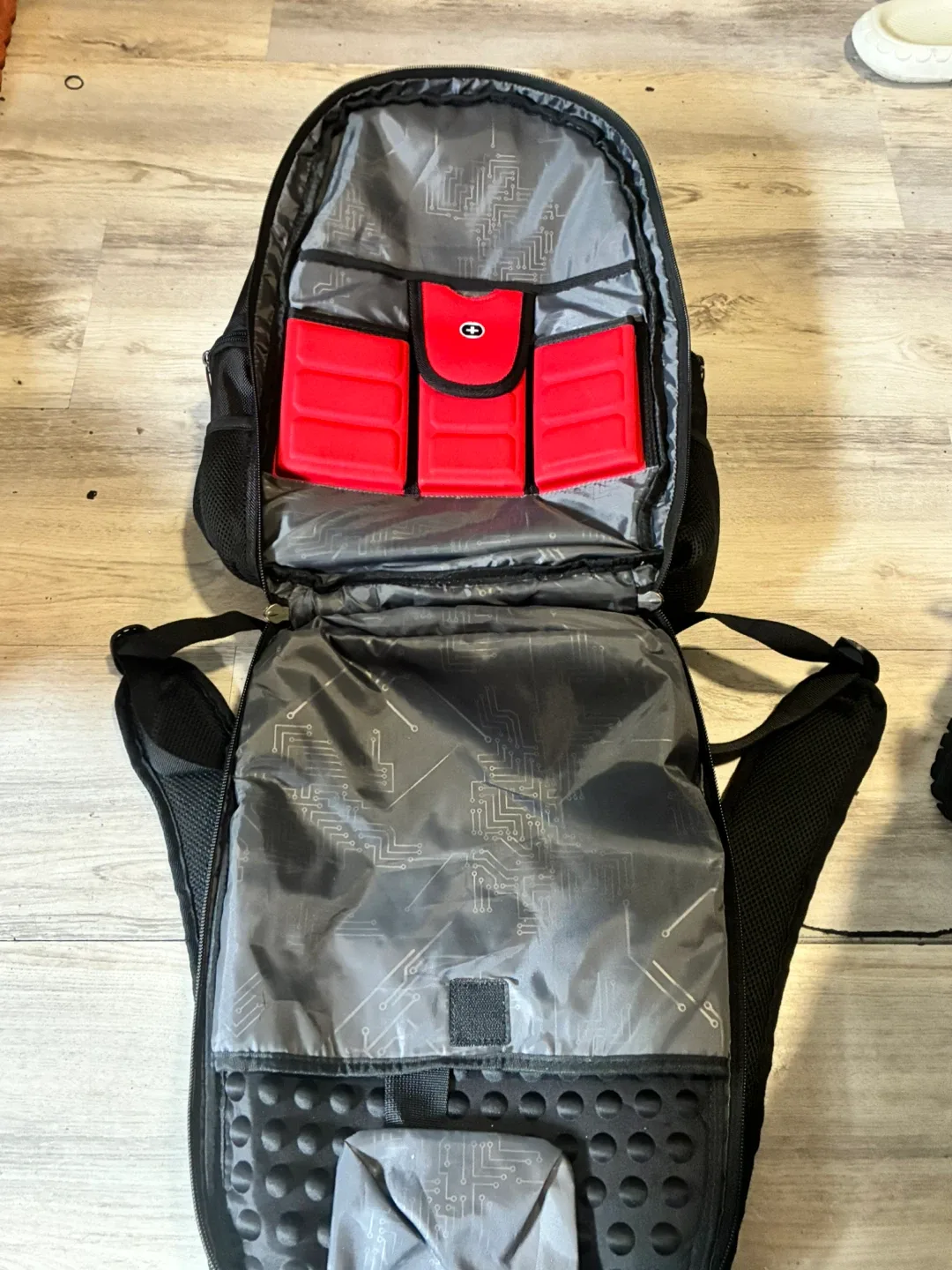 Swissdigital Design Black Backpack image indicator(3)