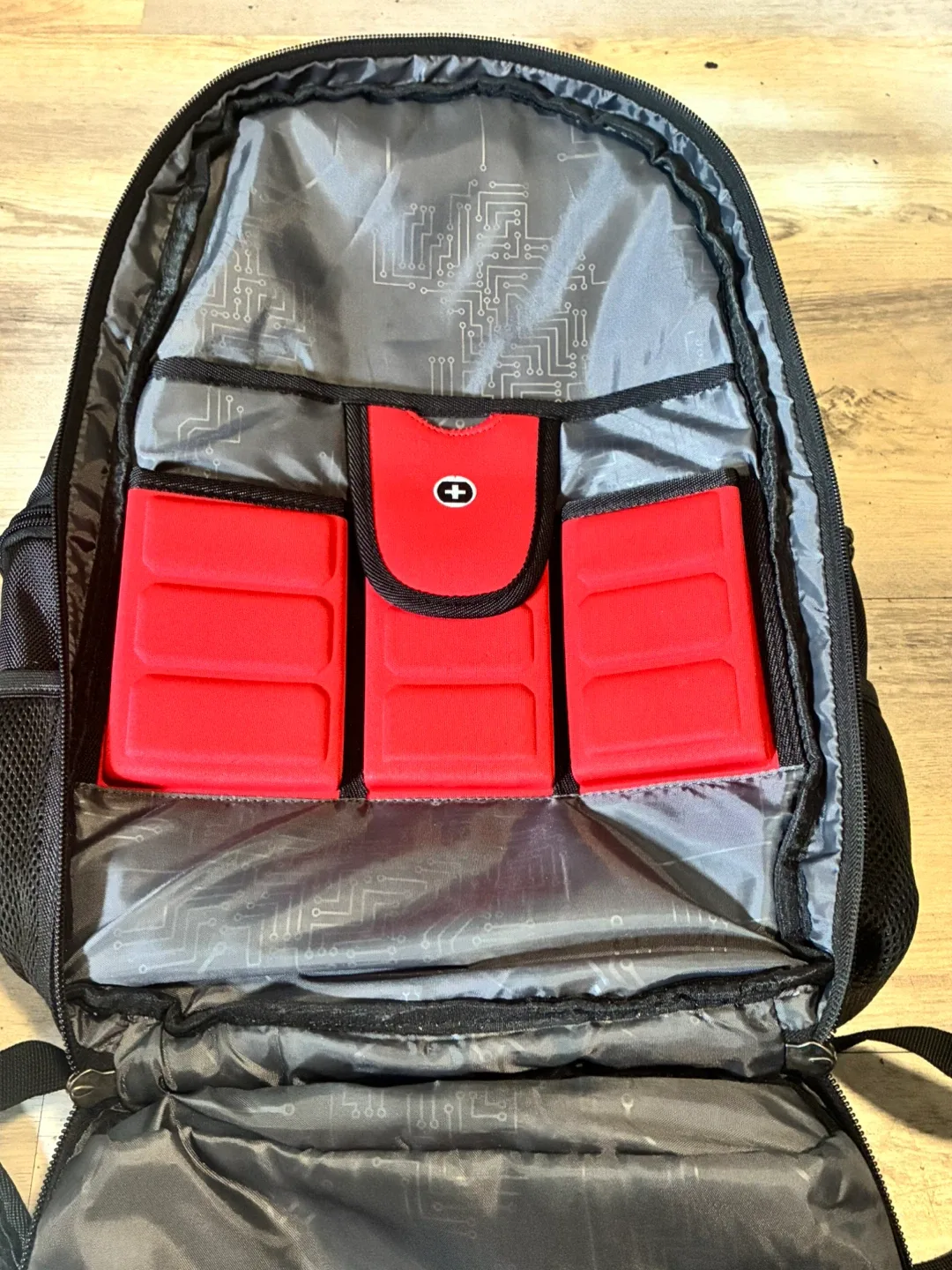 Swissdigital Design Black Backpack image indicator(4)