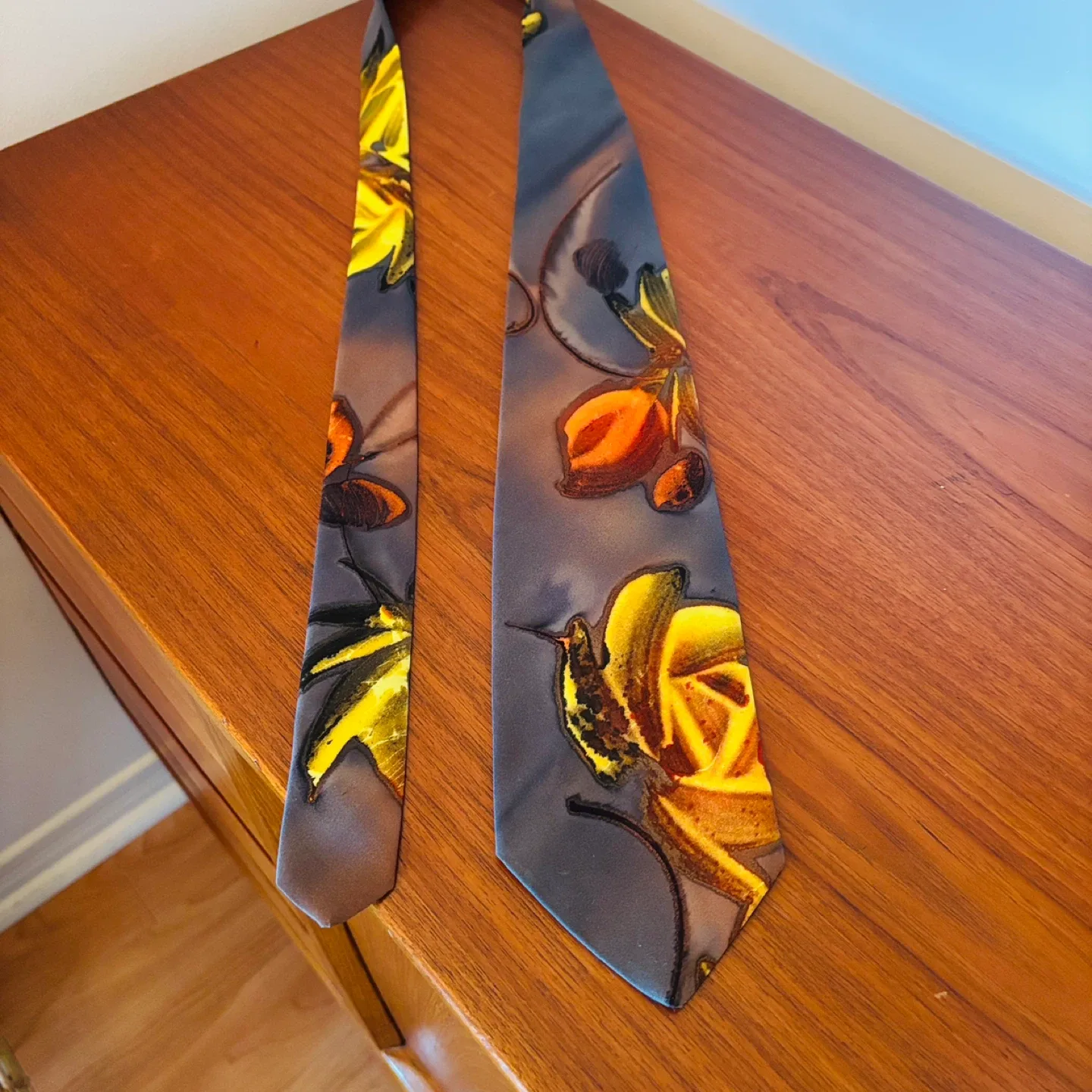 *New* $450+ Givenchy Paris Silk Tie - Work of Art!