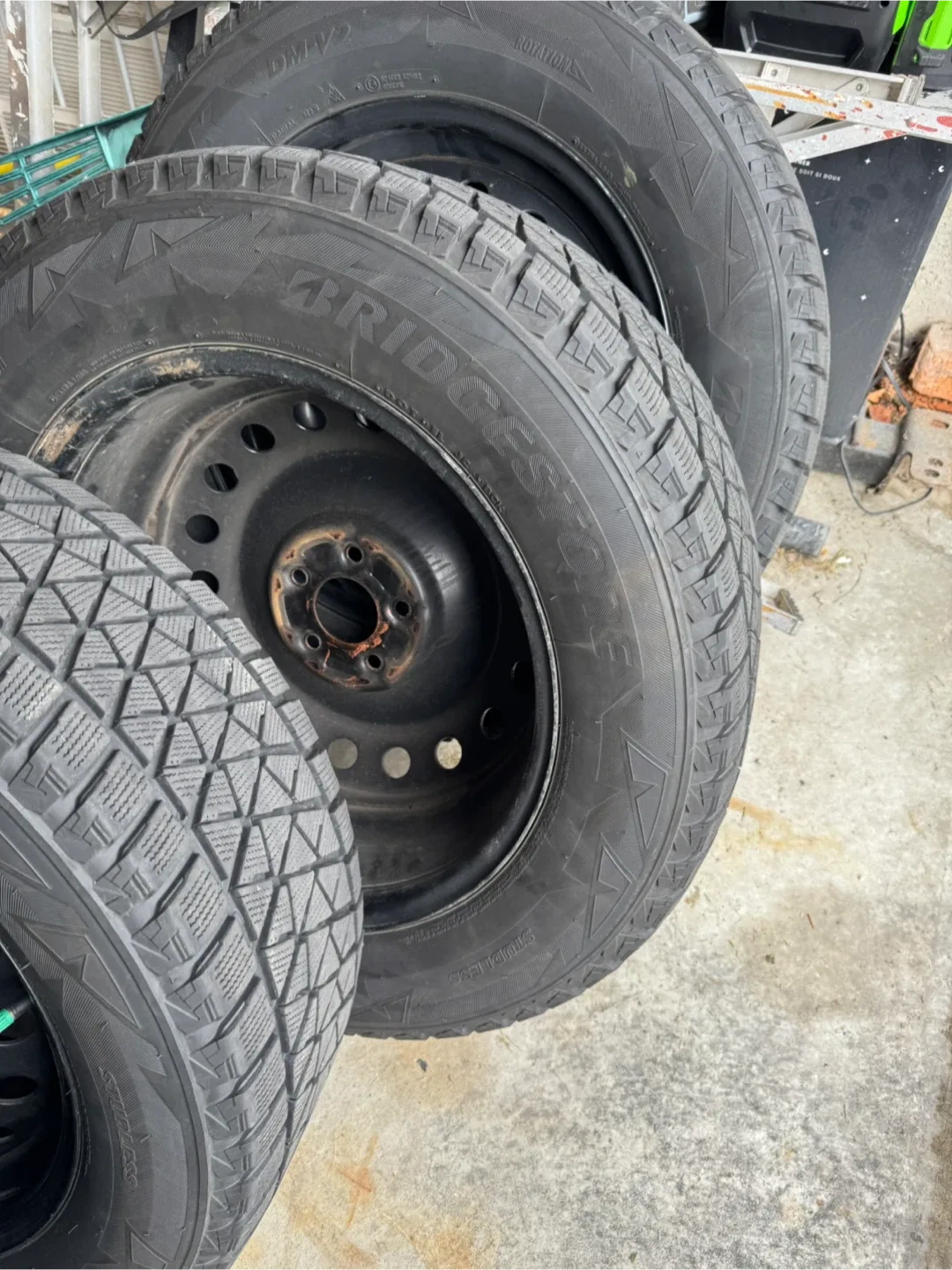 Winter tires w/rims 255.60.18 bolt size 5x114.3 image indicator(2)