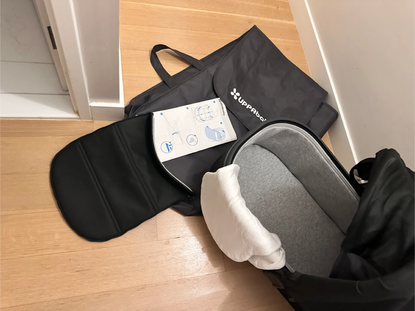 UPPAbaby V2 Bassinet with storage bag and extra mattress cover - photo 3