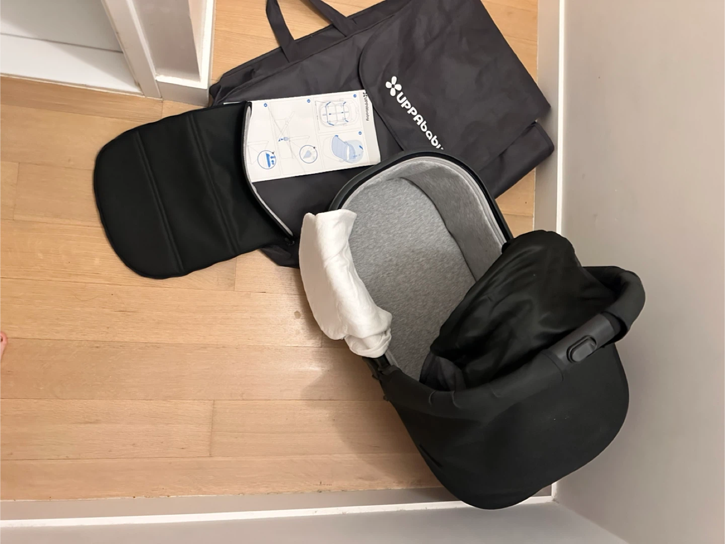 UPPAbaby V2 Bassinet with storage bag and extra mattress cover - photo 2
