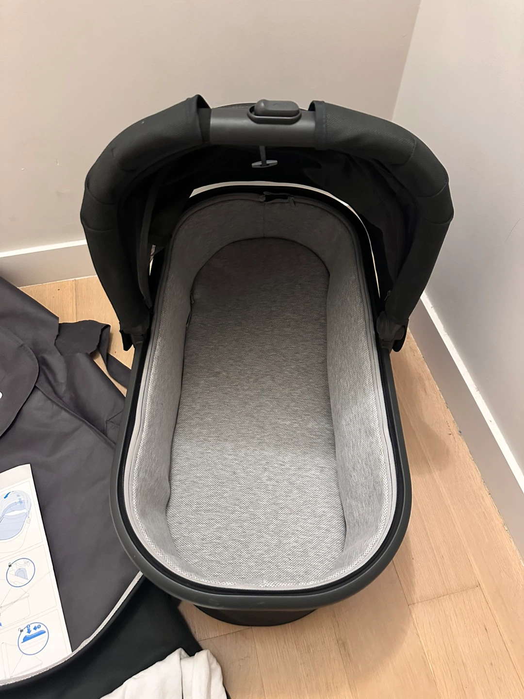 UPPAbaby V2 Bassinet with storage bag and extra mattress cover - photo 4