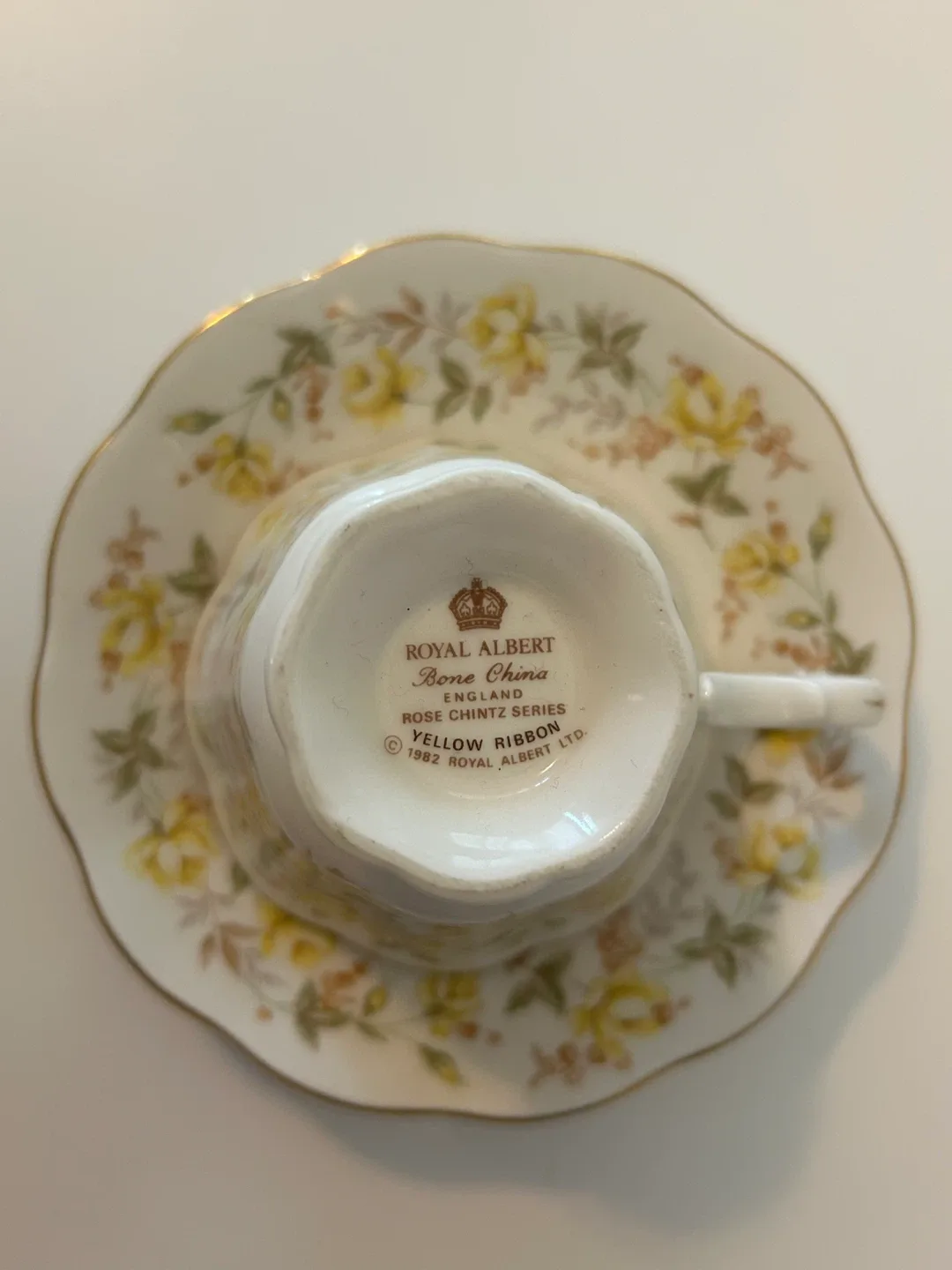 Royal Albert Tea Cup & Saucer Set image indicator(3)