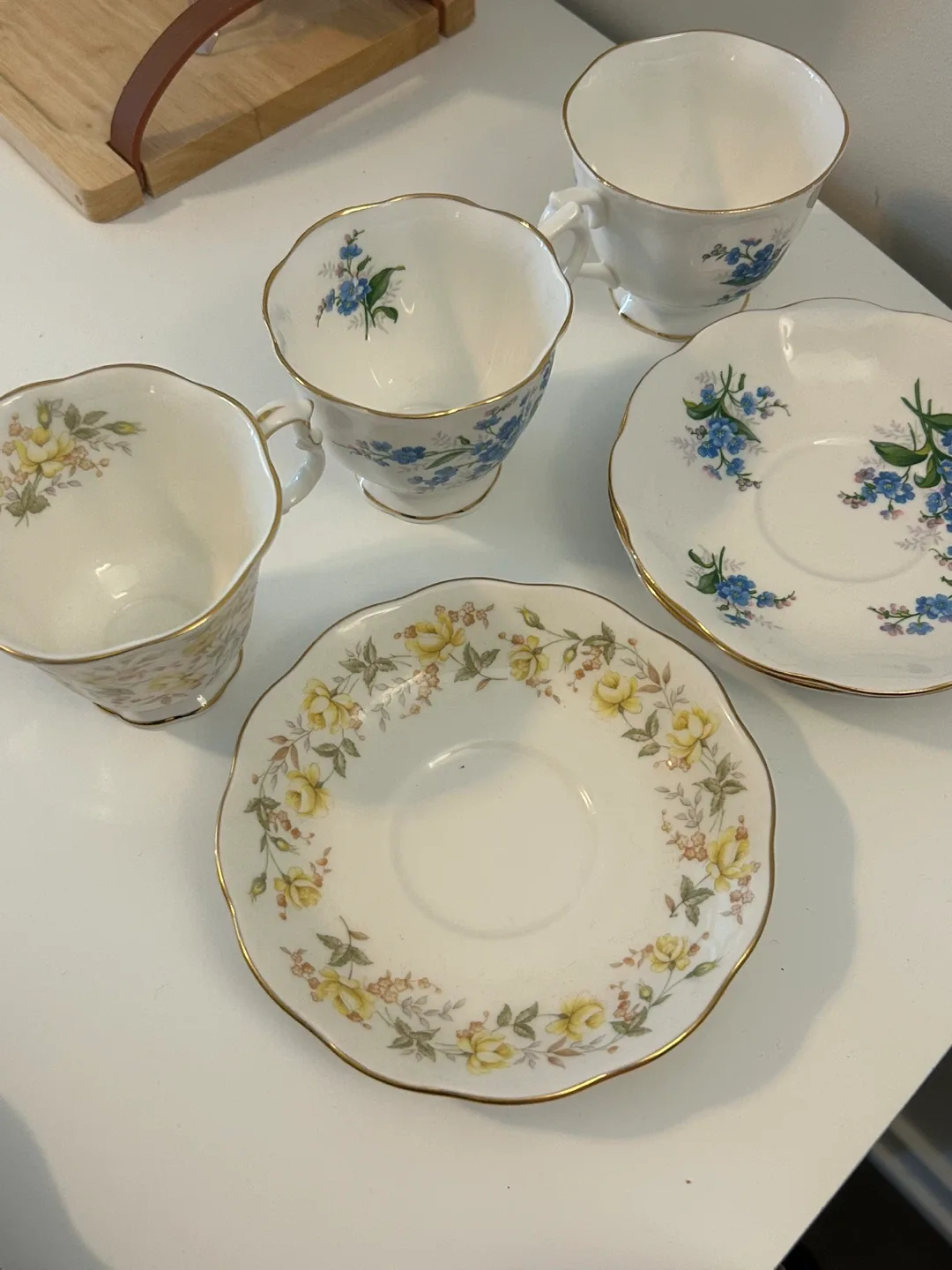 Royal Albert Tea Cup & Saucer Set image indicator(2)