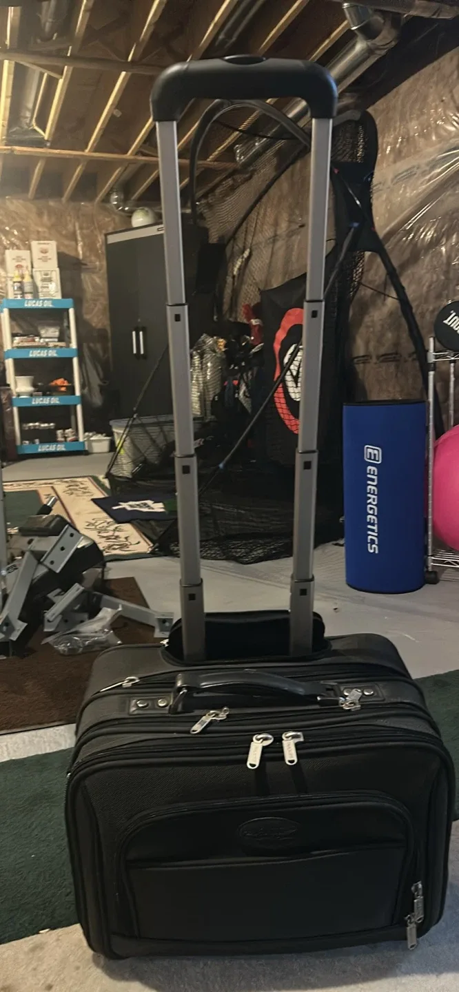 Bugatti Rolling Carry-On Luggage image indicator(3)