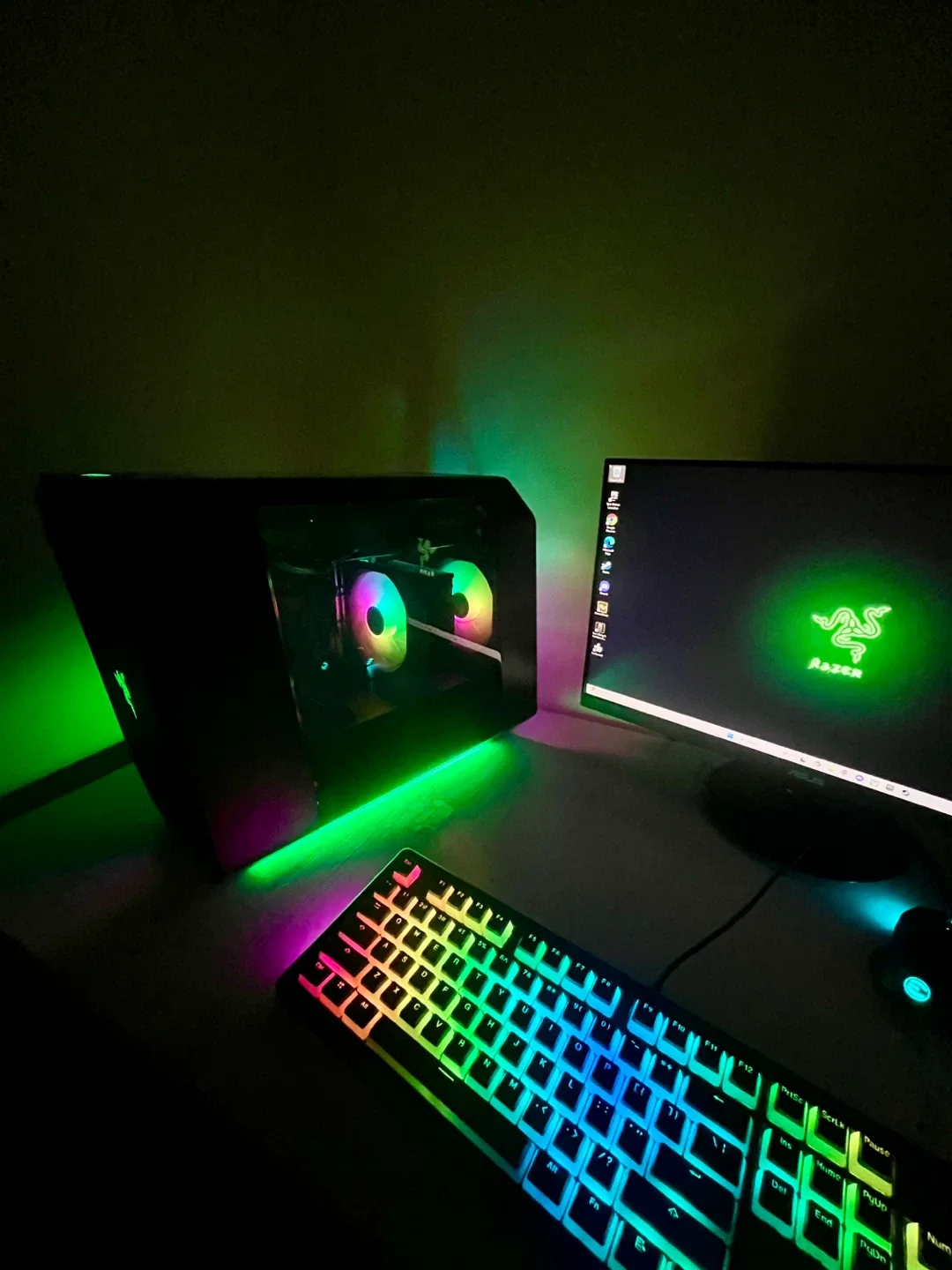 Antec Cube (RAZER) Gaming PC! image indicator(6)