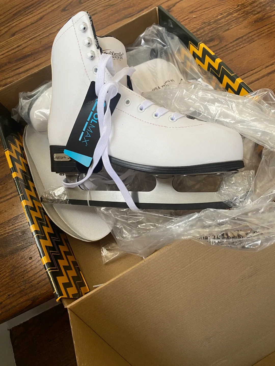 Girl/women’s Ice Skates, new in box Sz 7 thumbnail