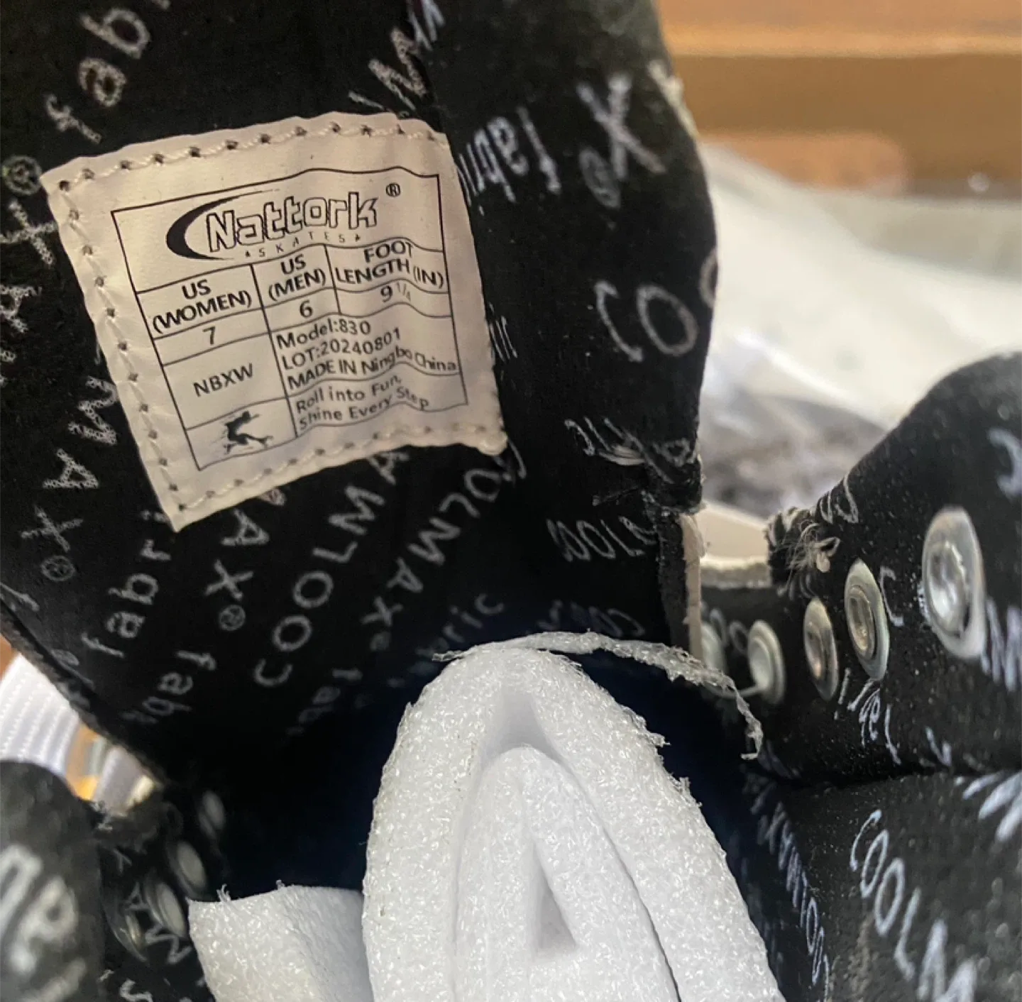 Girl/women’s Ice Skates, new in box Sz 7 image indicator(2)