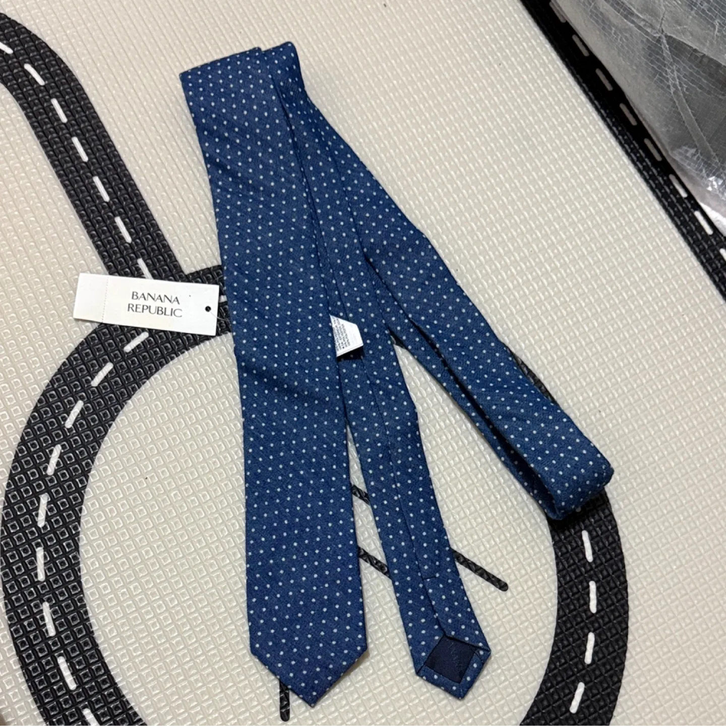 Banana Republic Slim Dotted Tie - New image indicator(3)
