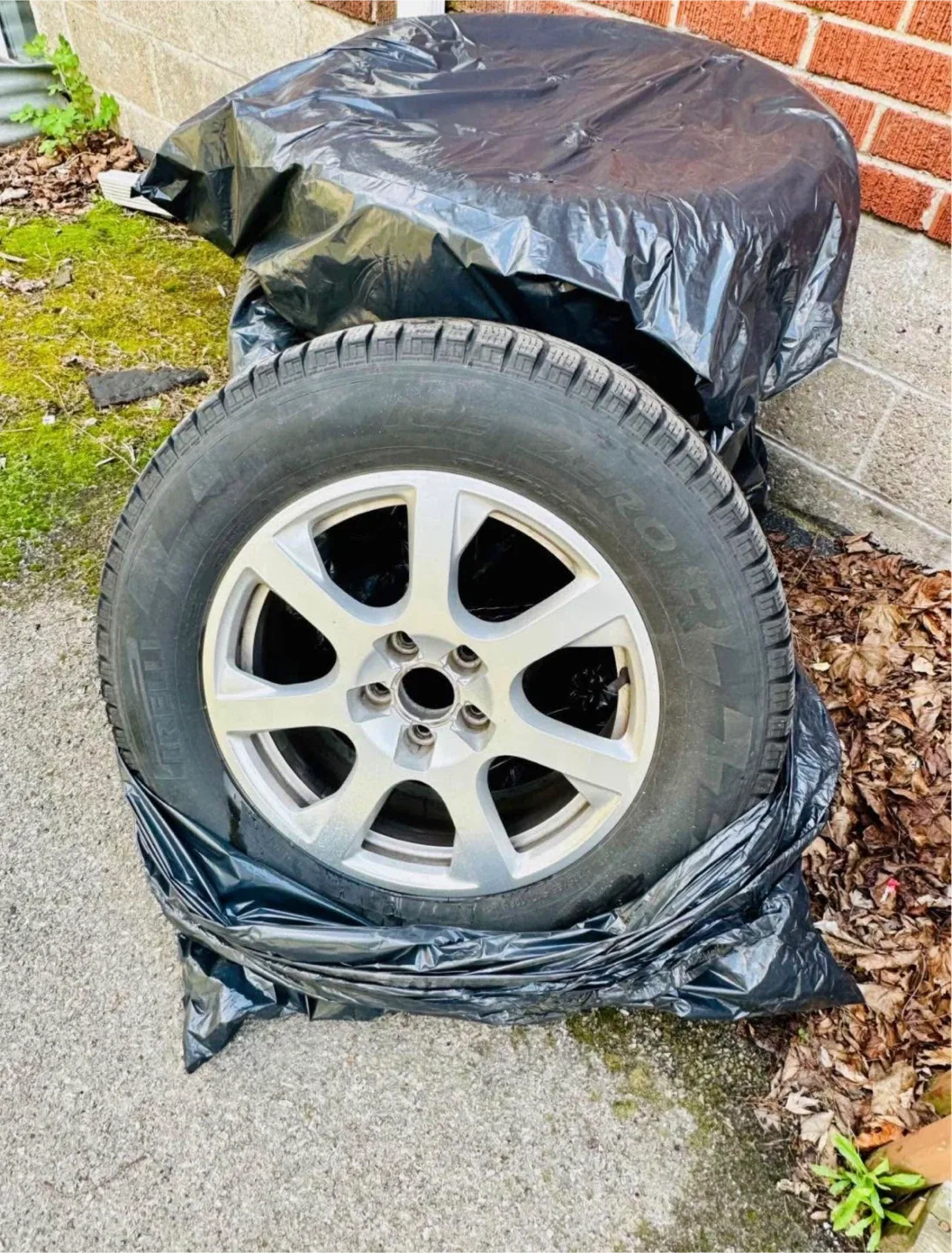 Pirelli 235/65 R17 winter tires with 17” rims image indicator(3)