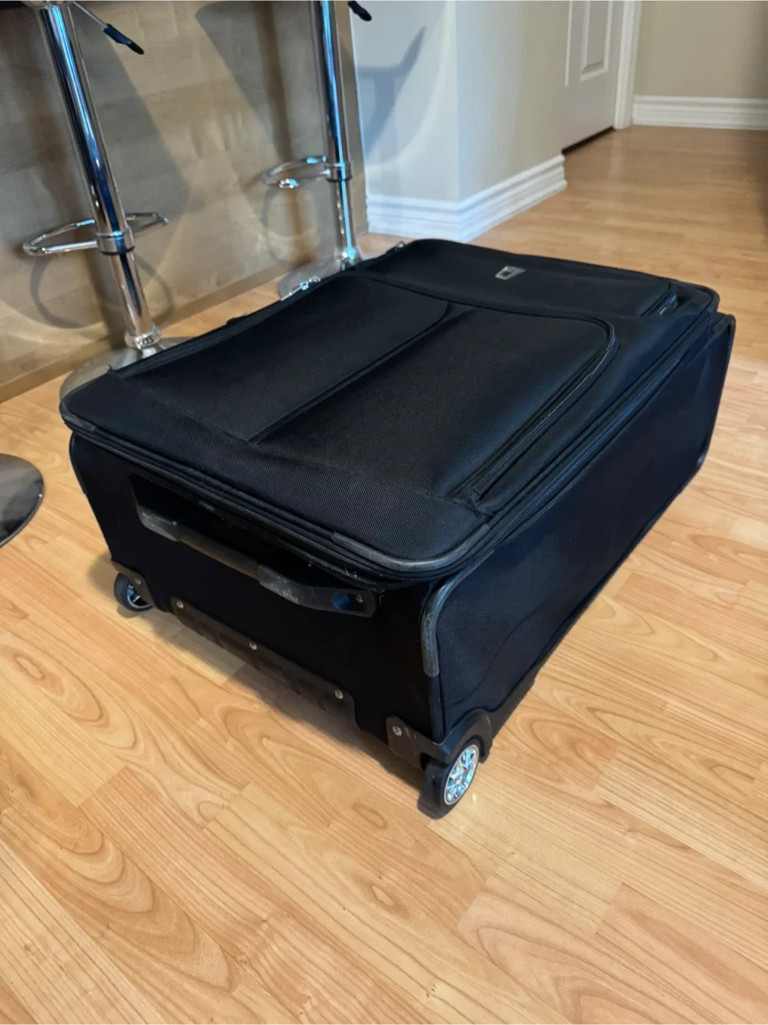 Delsey large suitcase  - black image indicator(3)
