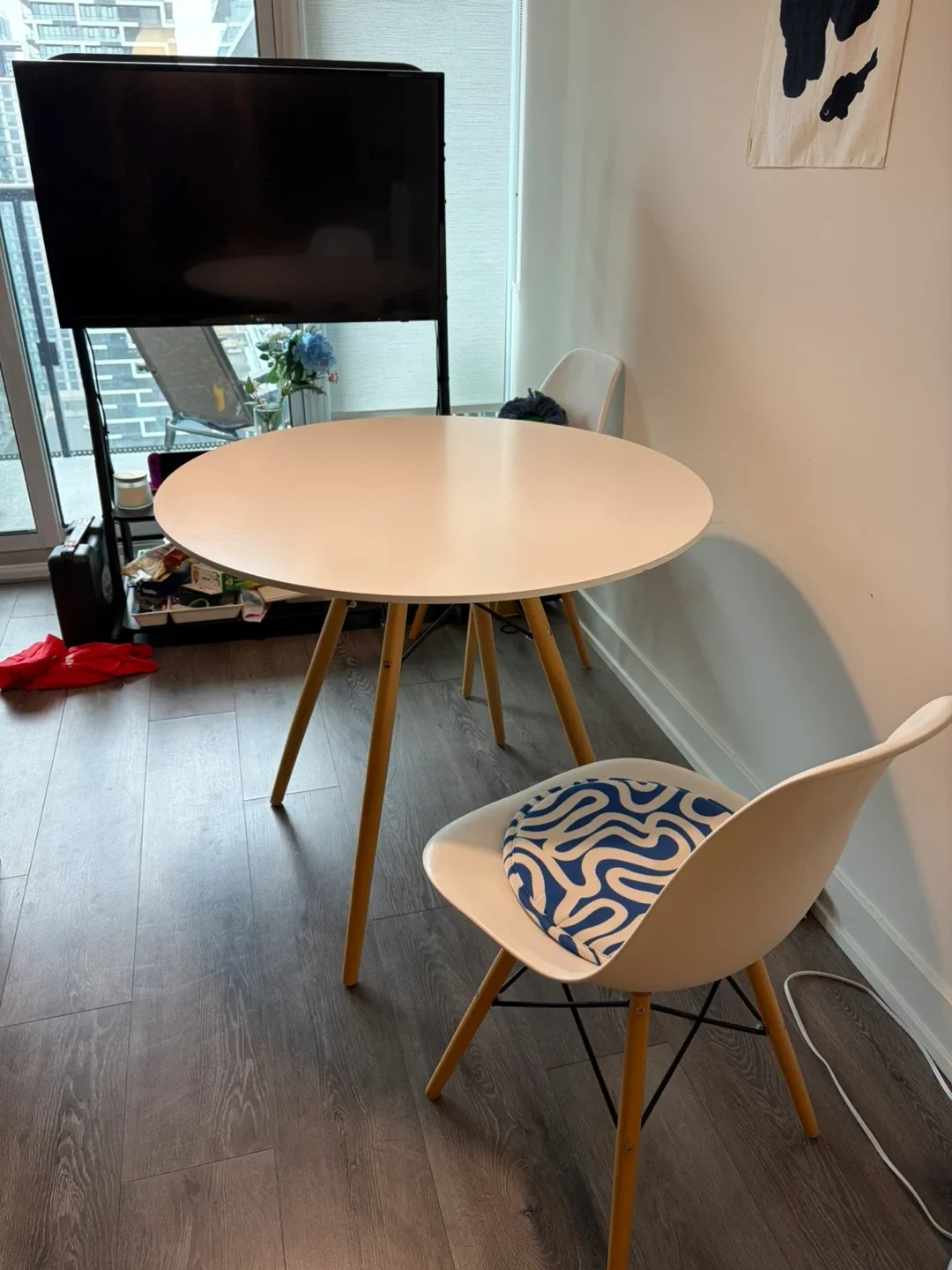 Round Dining Table - White image indicator(2)