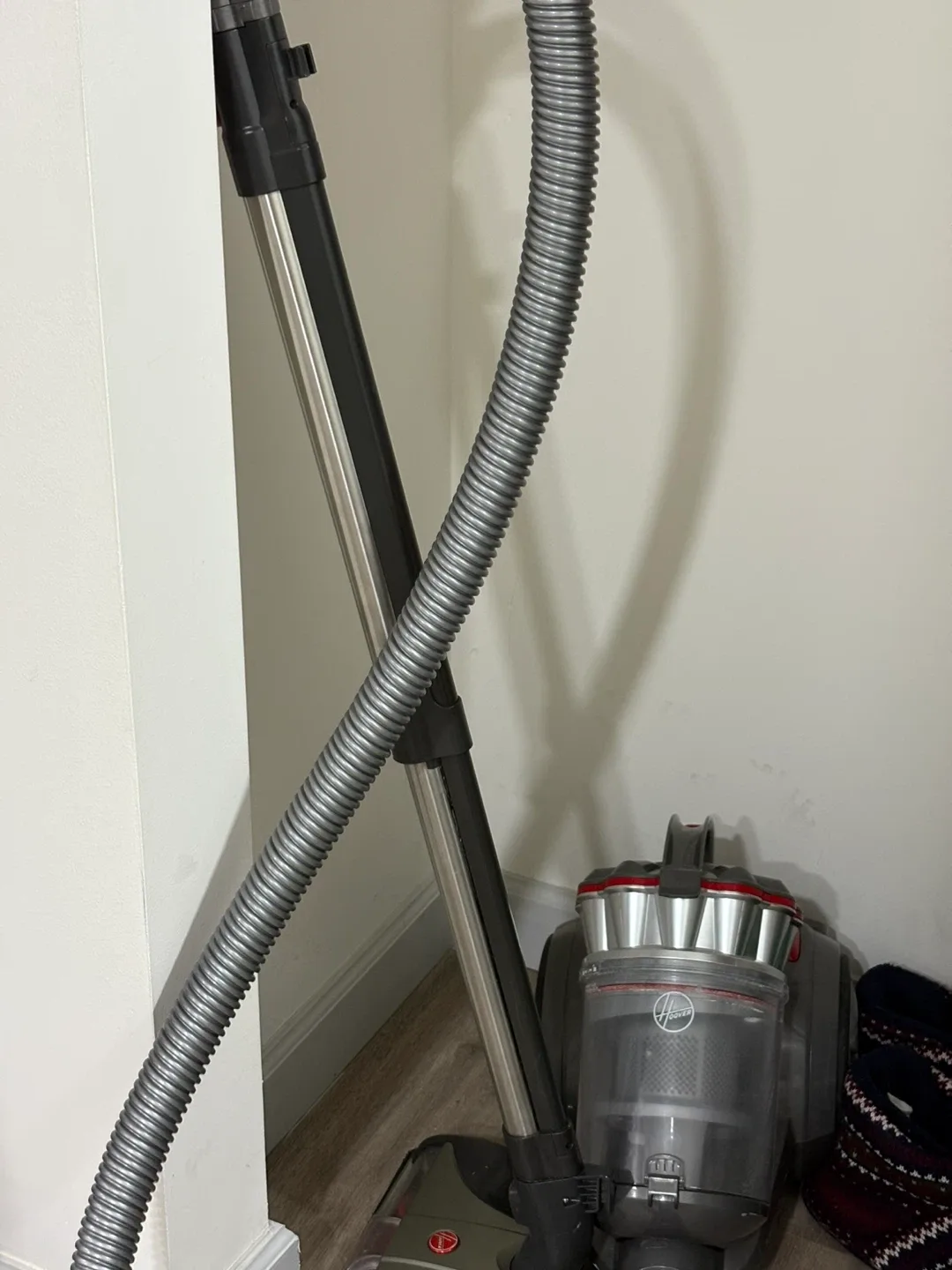Hoover WindTunnel Bagless Vacuum - Great Condition! image indicator(3)