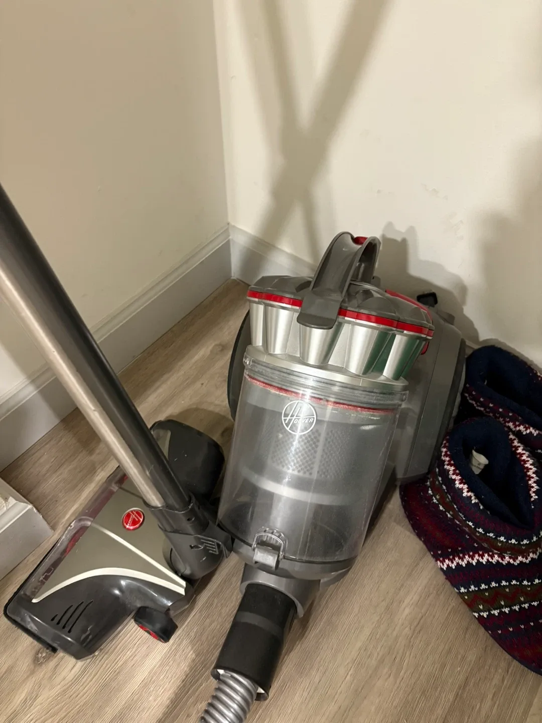 Hoover WindTunnel Bagless Vacuum - Great Condition! image indicator(2)