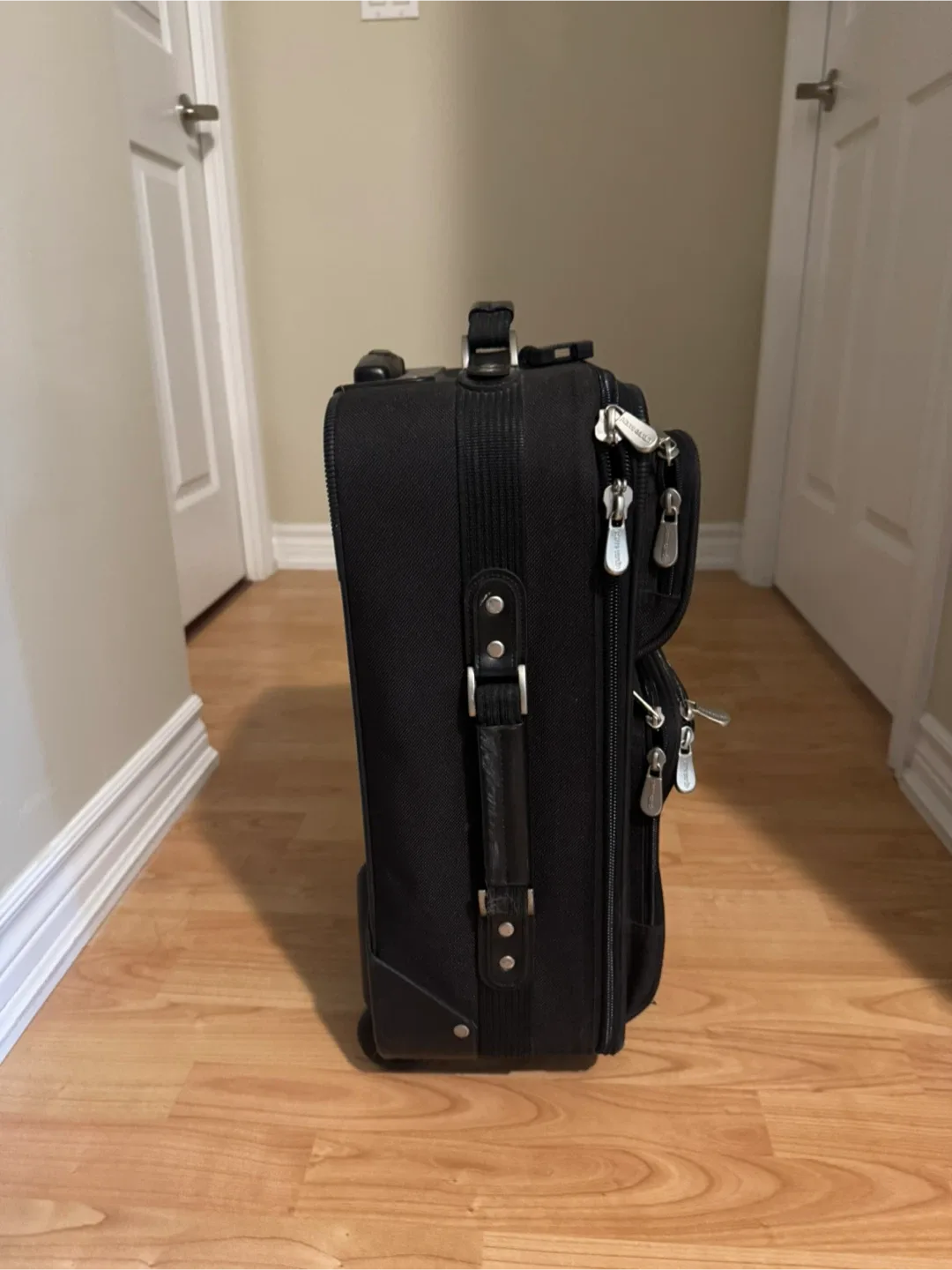 Carry-On Suitcase image indicator(7)