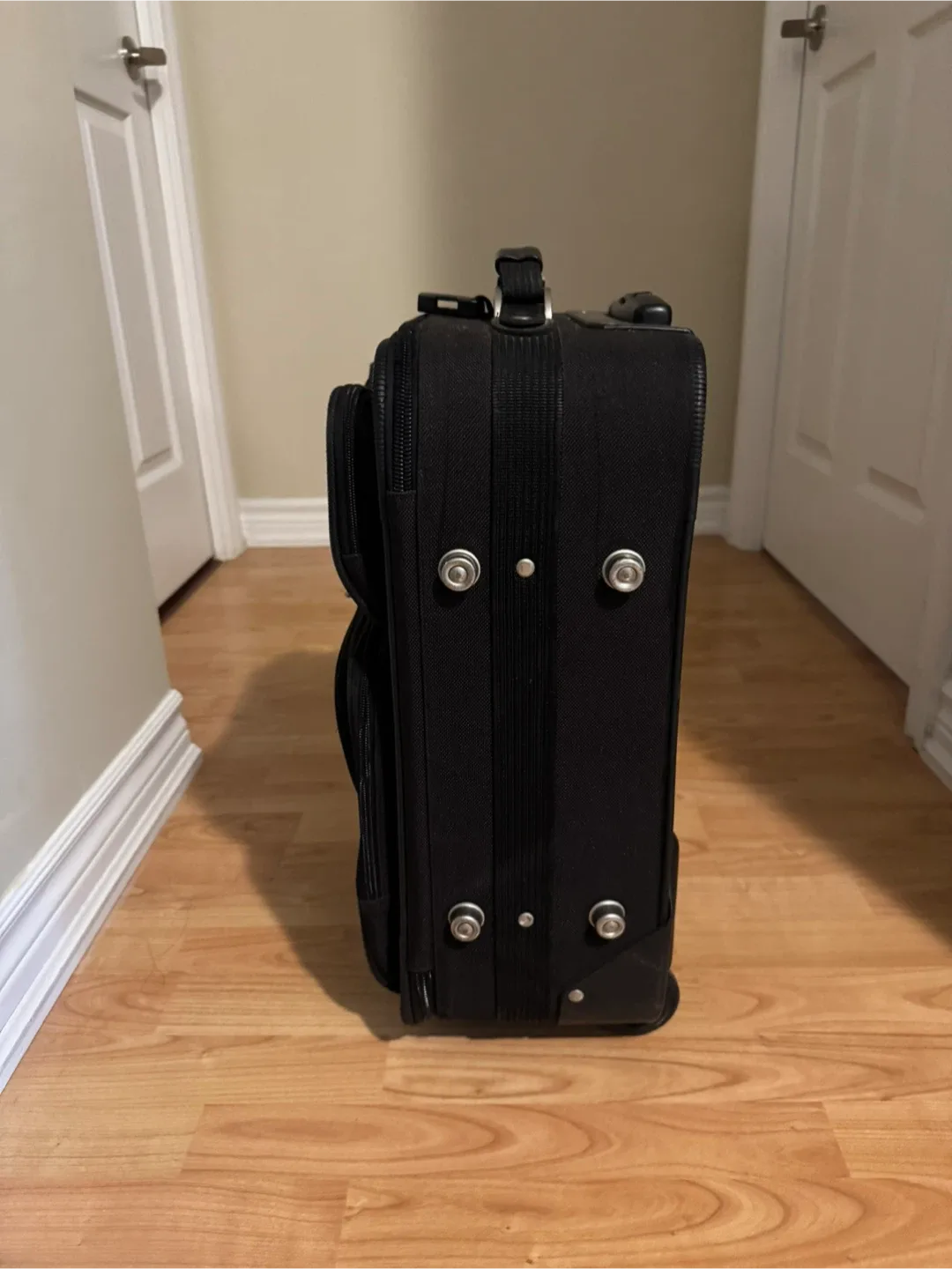 Carry-On Suitcase image indicator(8)