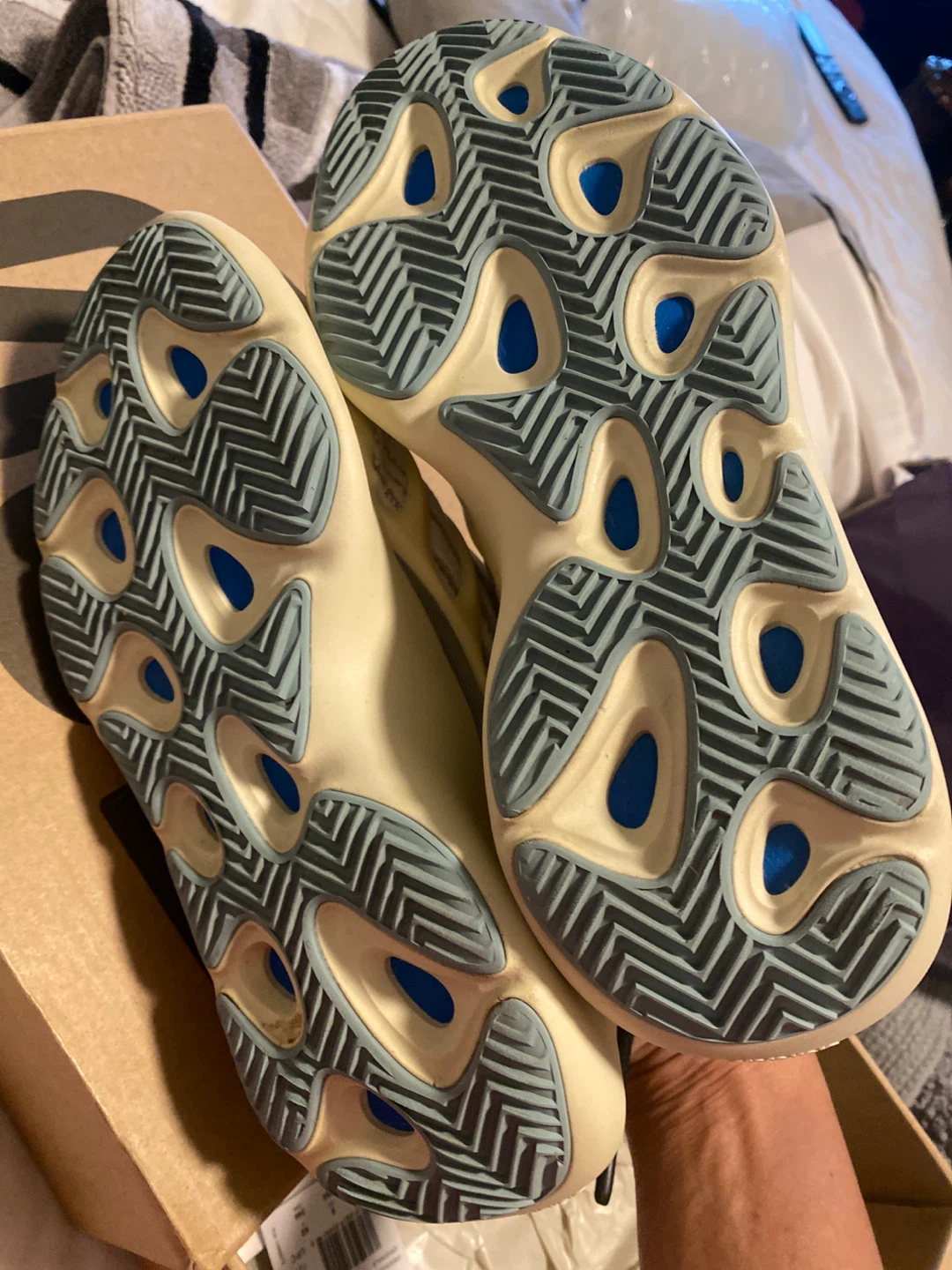 Adidas Yeezy 700 - photo 2