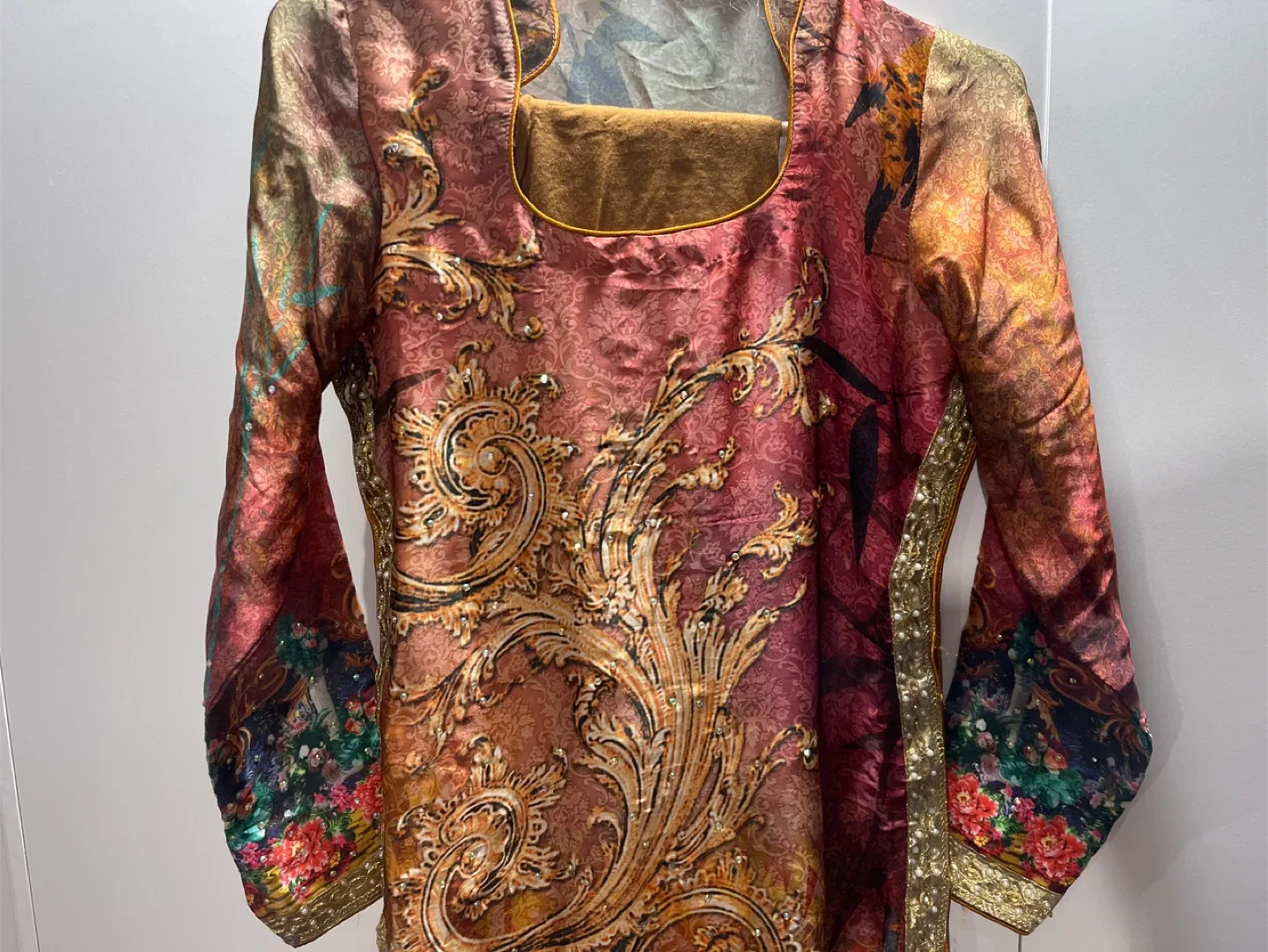 Floral Embroidered Salwar Kameez image indicator(2)