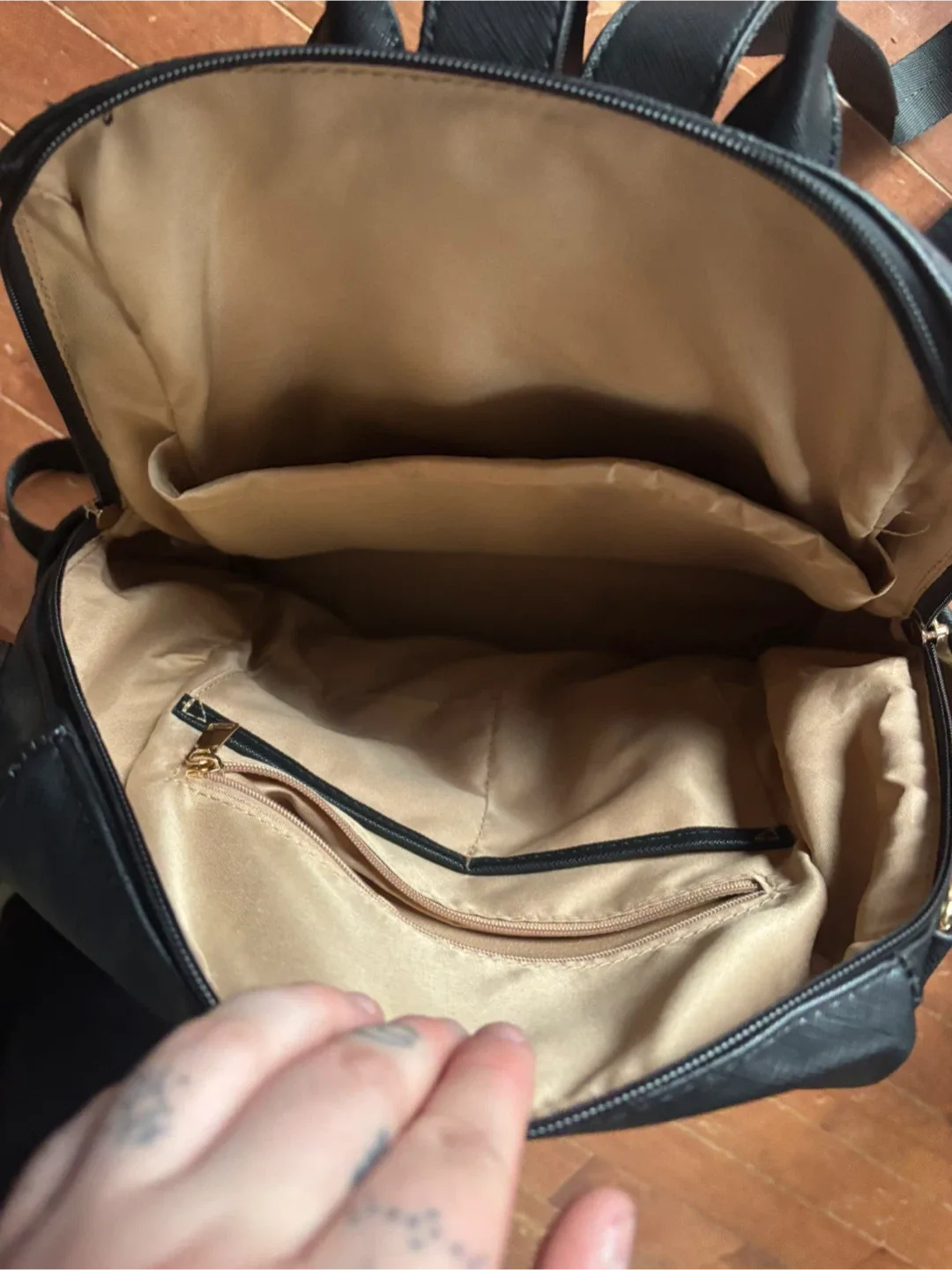 Black Leather Backpack image indicator(2)