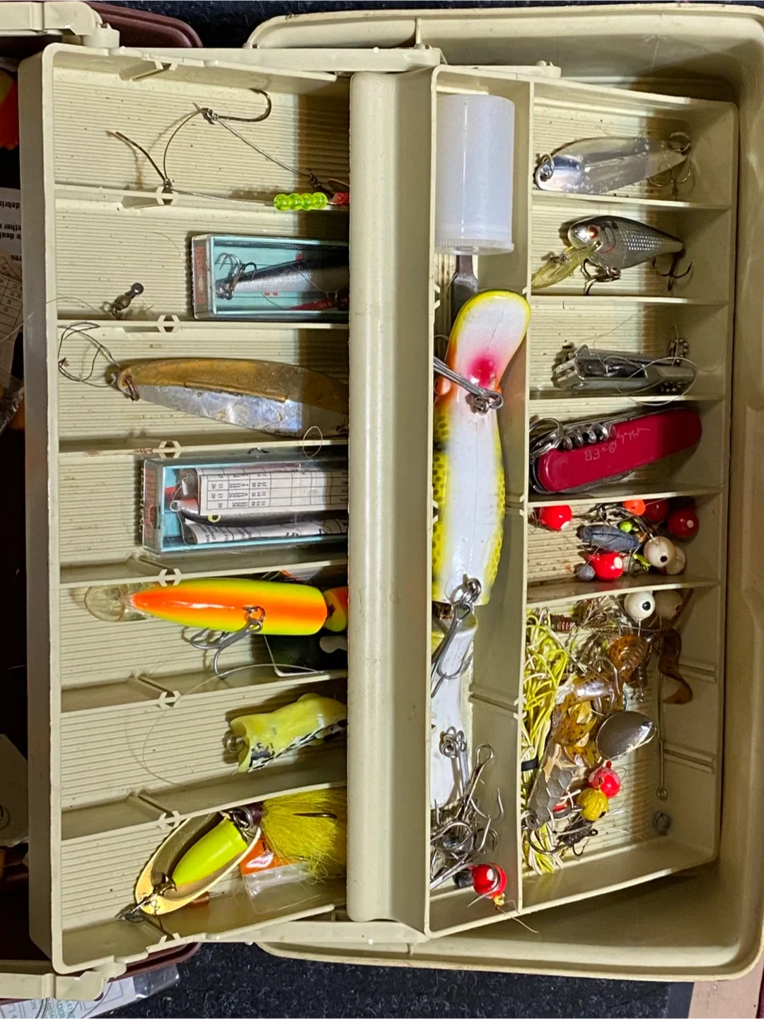 Fishing Tackle Box with Lures and Accessories image indicator(5)