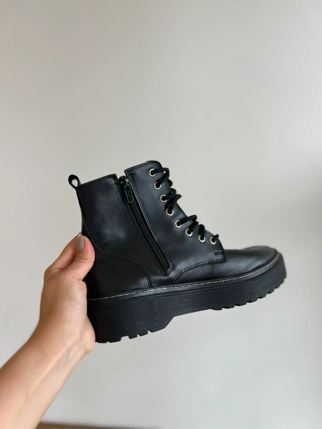 Ankle boots shoes image indicator(2)