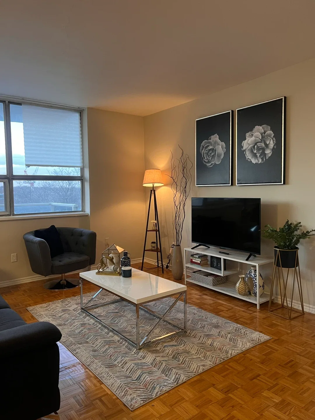 White TV Stand image indicator(2)