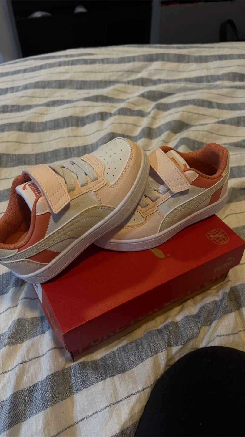 Puma Leather Kids Sneakers - New in Box image indicator(2)