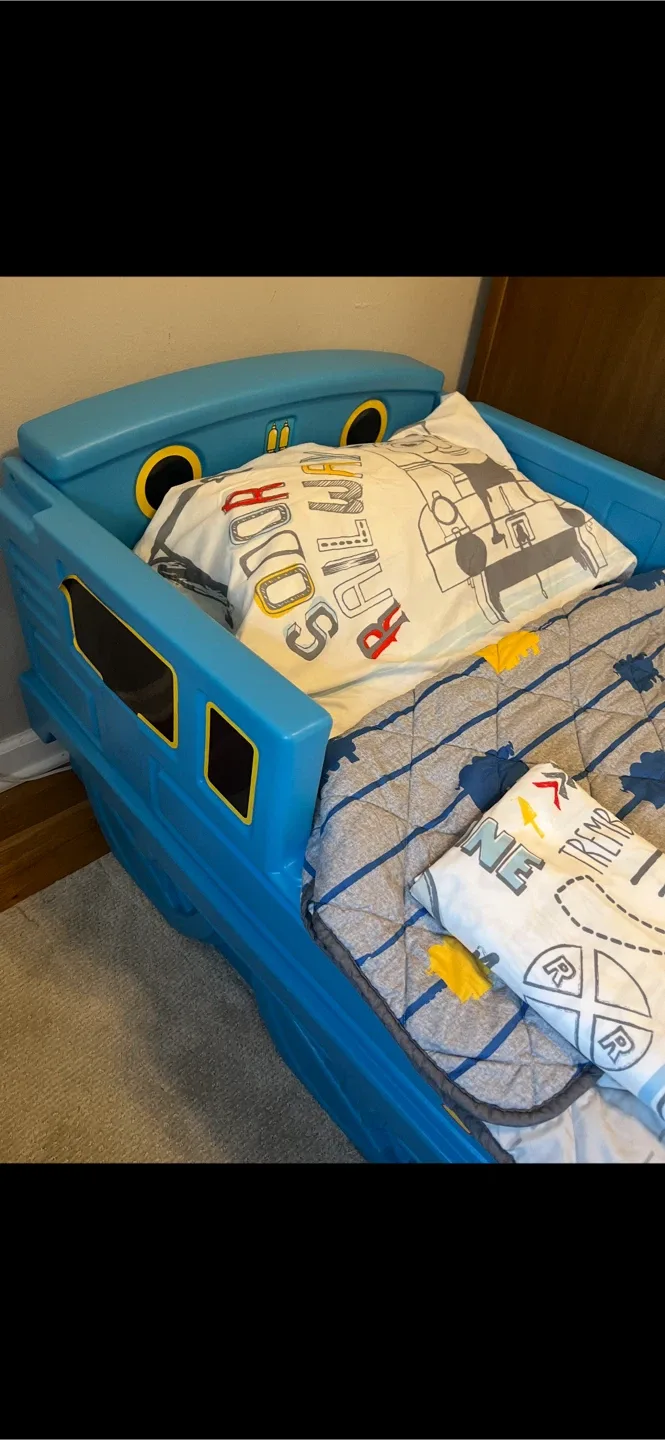 Thomas the Train Toddler Bed with Bedding image indicator(2)