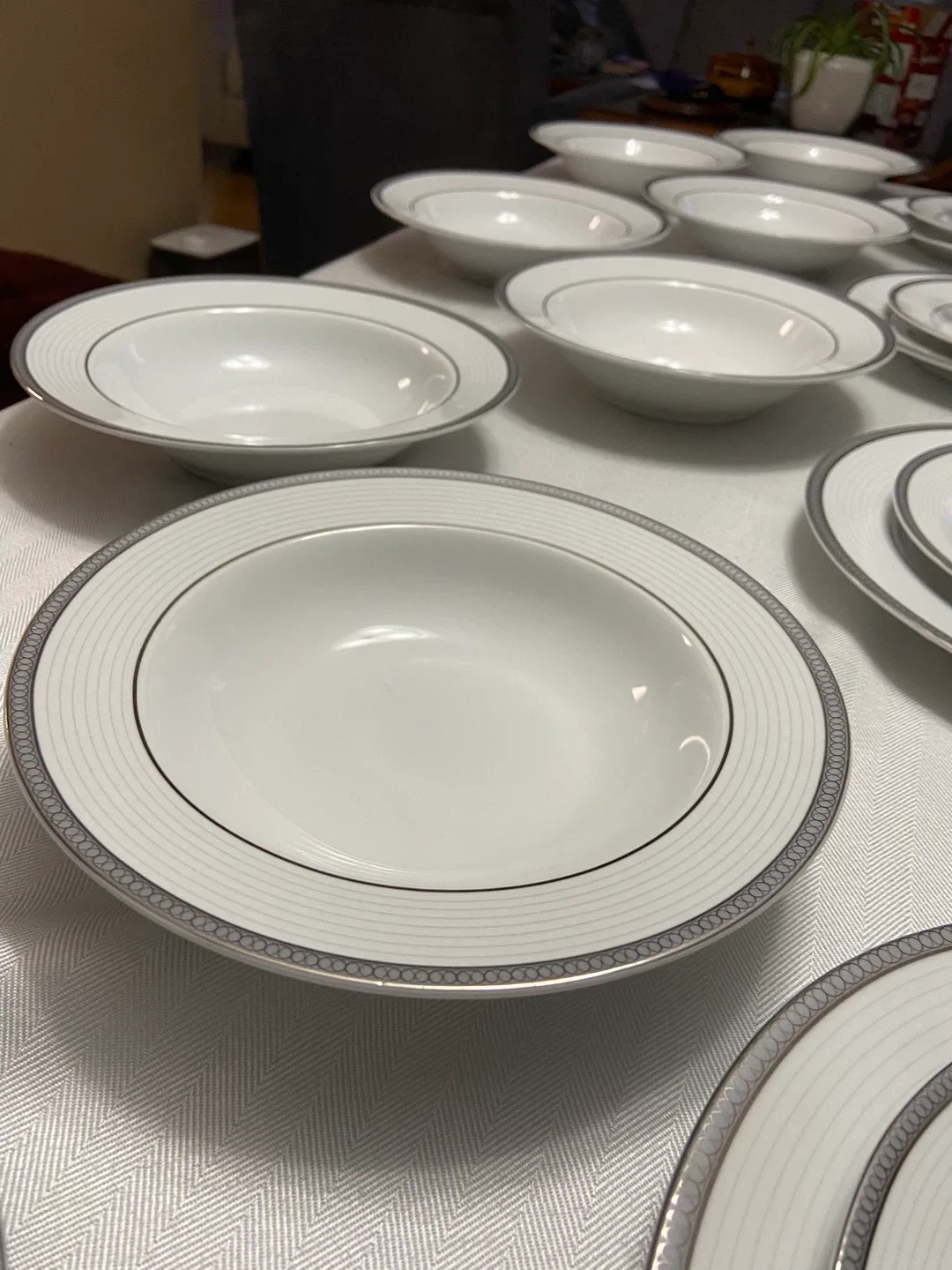 Dinnerware set image indicator(5)